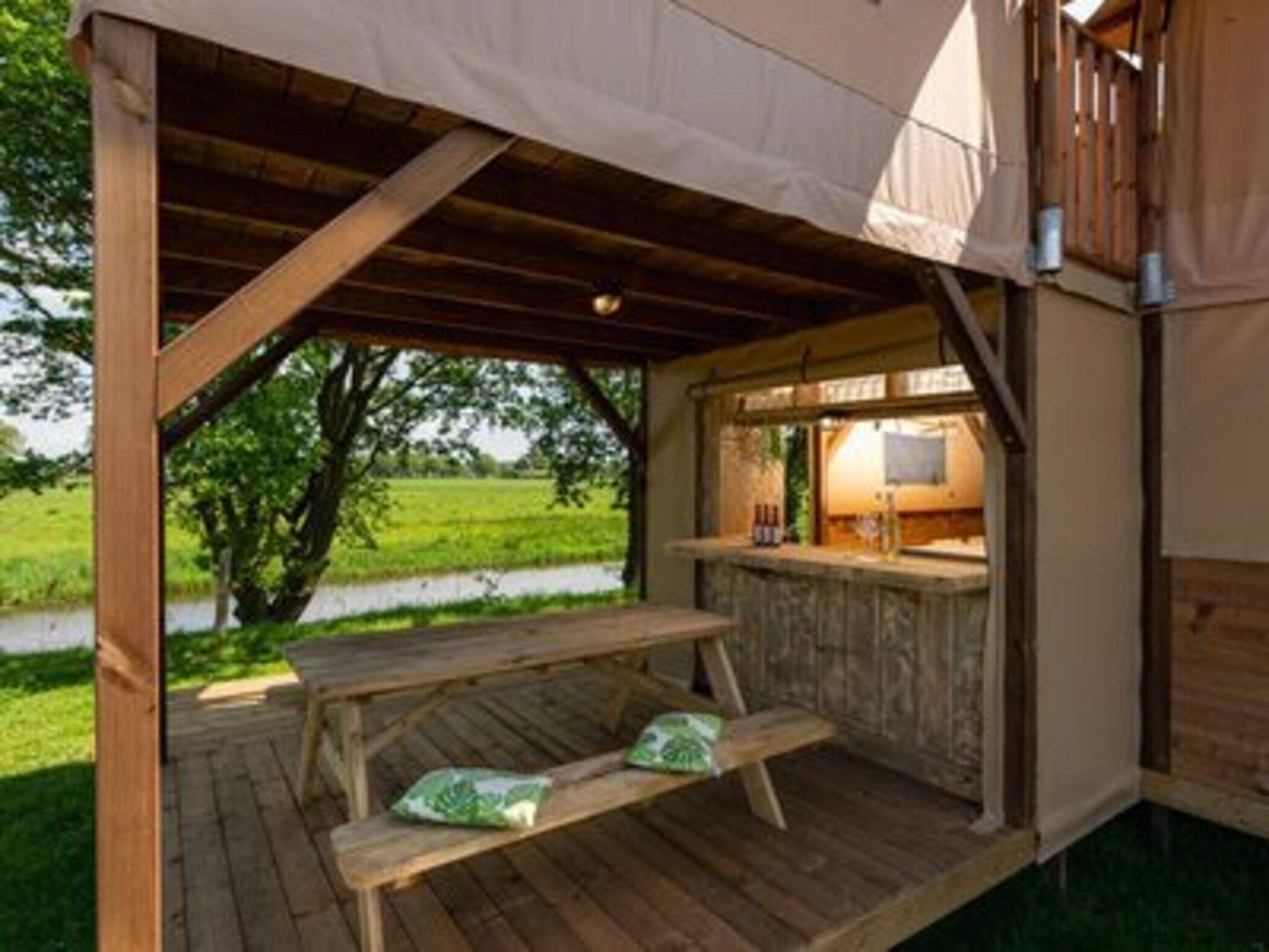Het terras van Treehouse tent at the Regge with private sanitary facilities | 6 people in Zuna