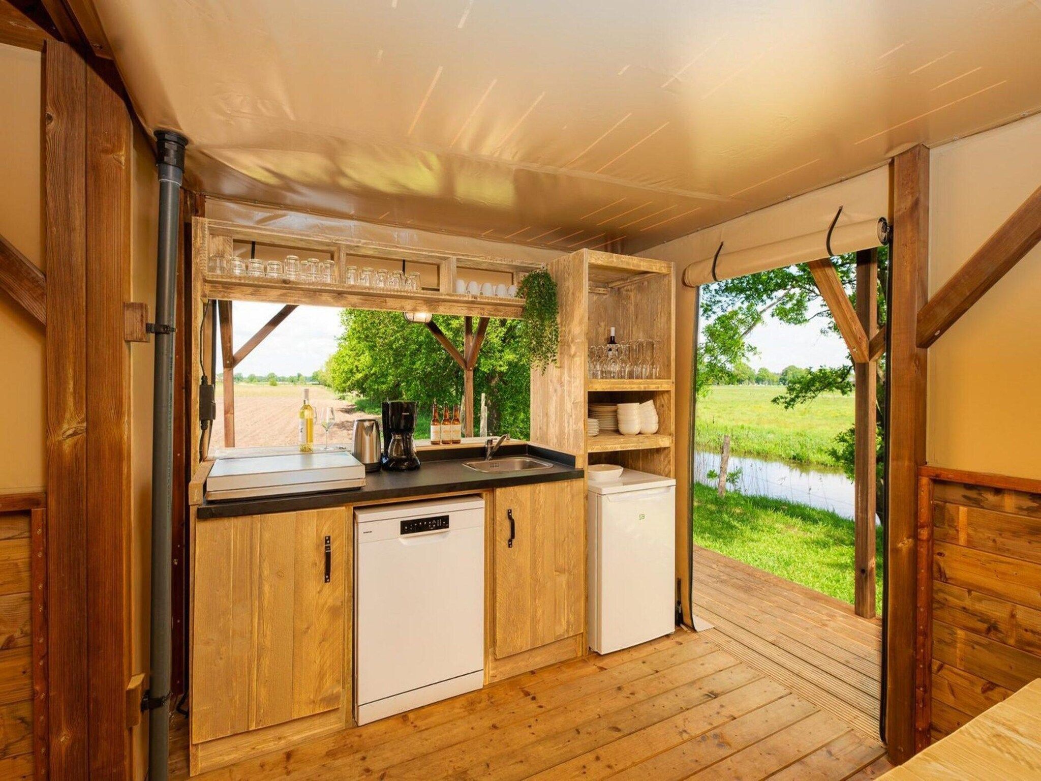 De keuken van Treehouse tent at the Regge with private sanitary facilities | 6 people in Zuna