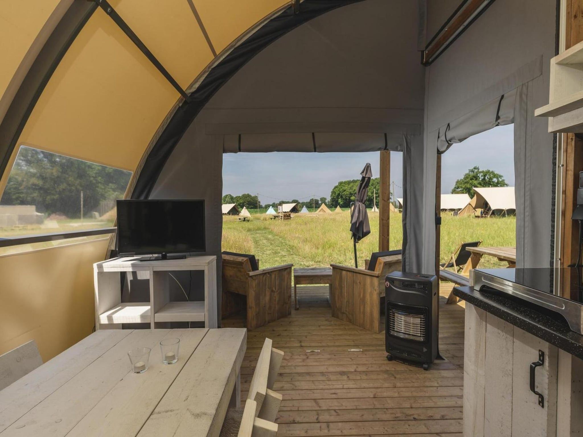 De woonkamer van Group accommodation (6x luxury glamping tent) I 32 people in Zuna