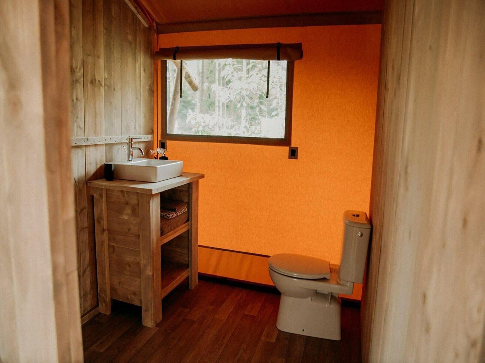 De badkamer van Group accommodation (6x luxury glamping tent) I 32 people in Zuna