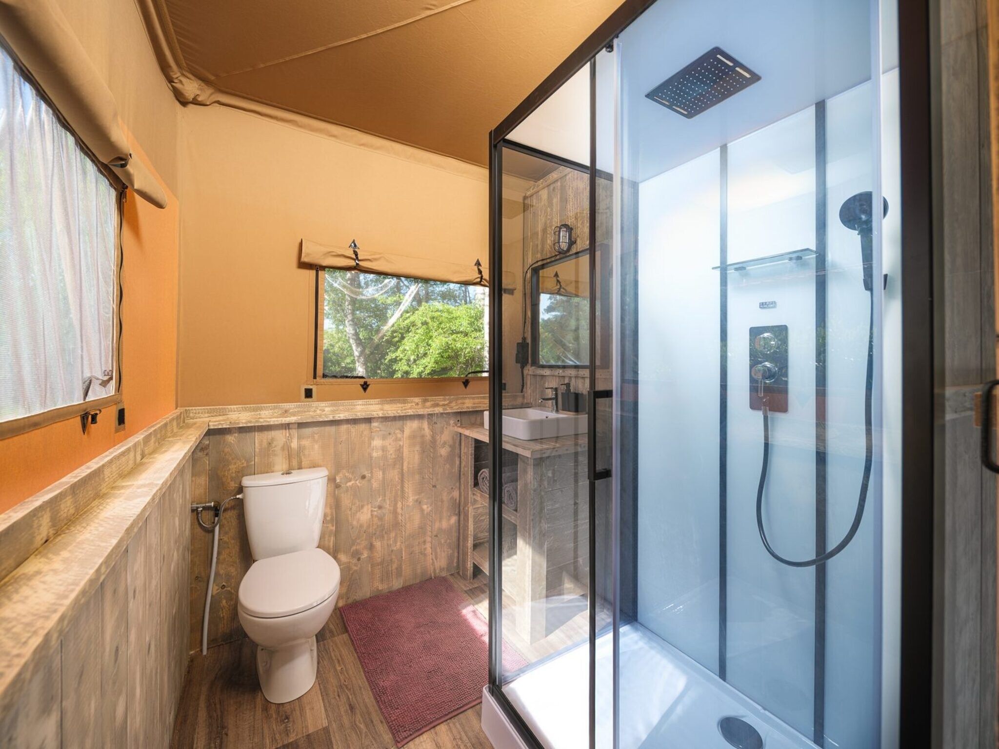 De badkamer van Safarisuite met privé sanitair | 5 personen in Zuna