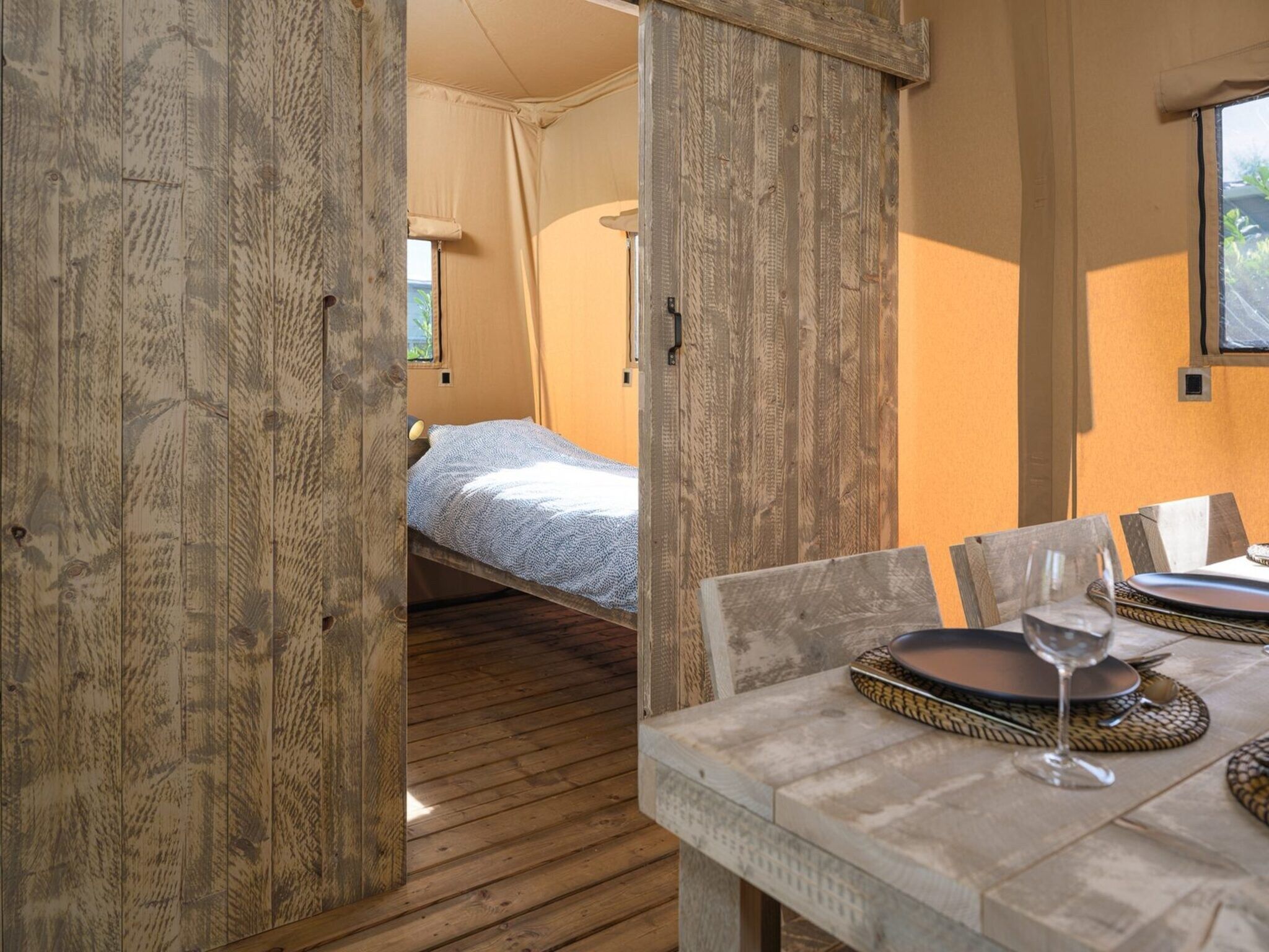 Een slaapkamer van Safarisuite met privé sanitair | 5 personen in Zuna