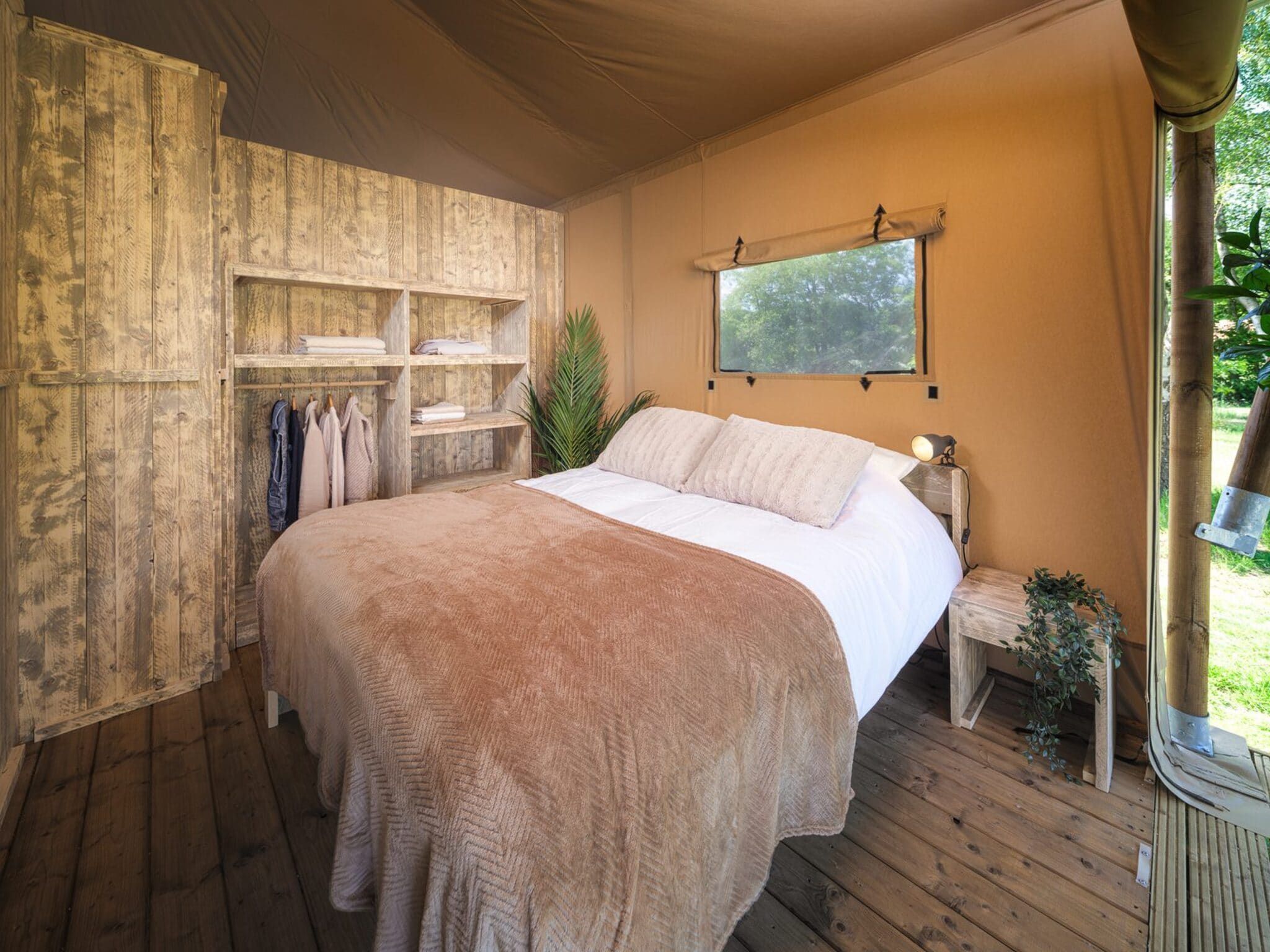 Een slaapkamer van Safarisuite met privé sanitair | 5 personen in Zuna
