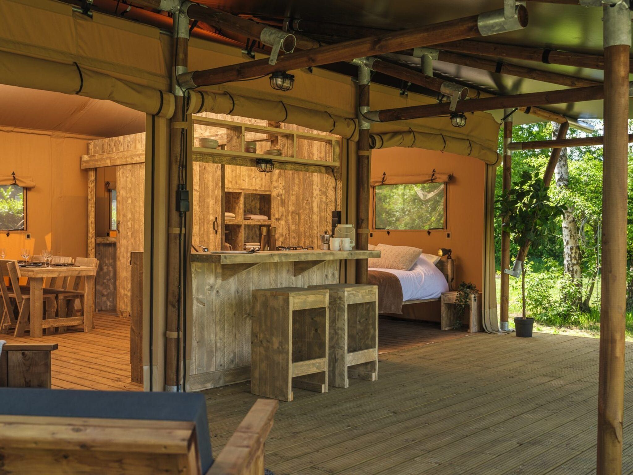 Het terras van Safarisuite met privé sanitair | 5 personen in Zuna
