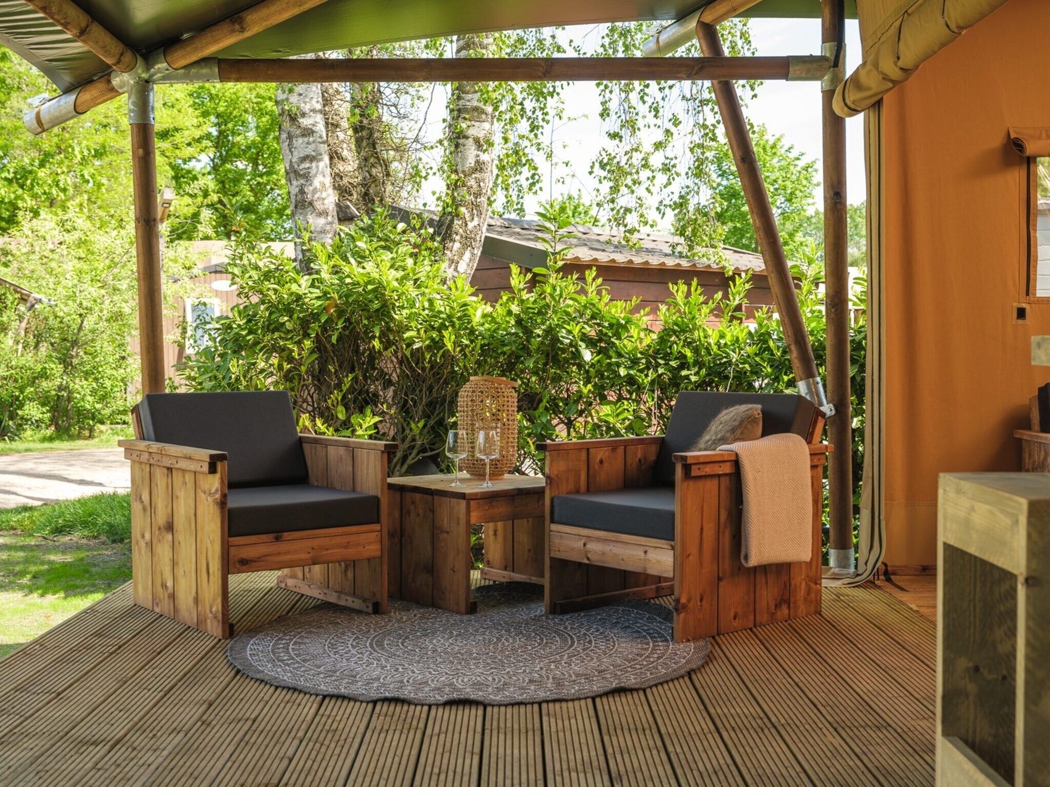 Het terras van Safarisuite met privé sanitair | 5 personen in Zuna