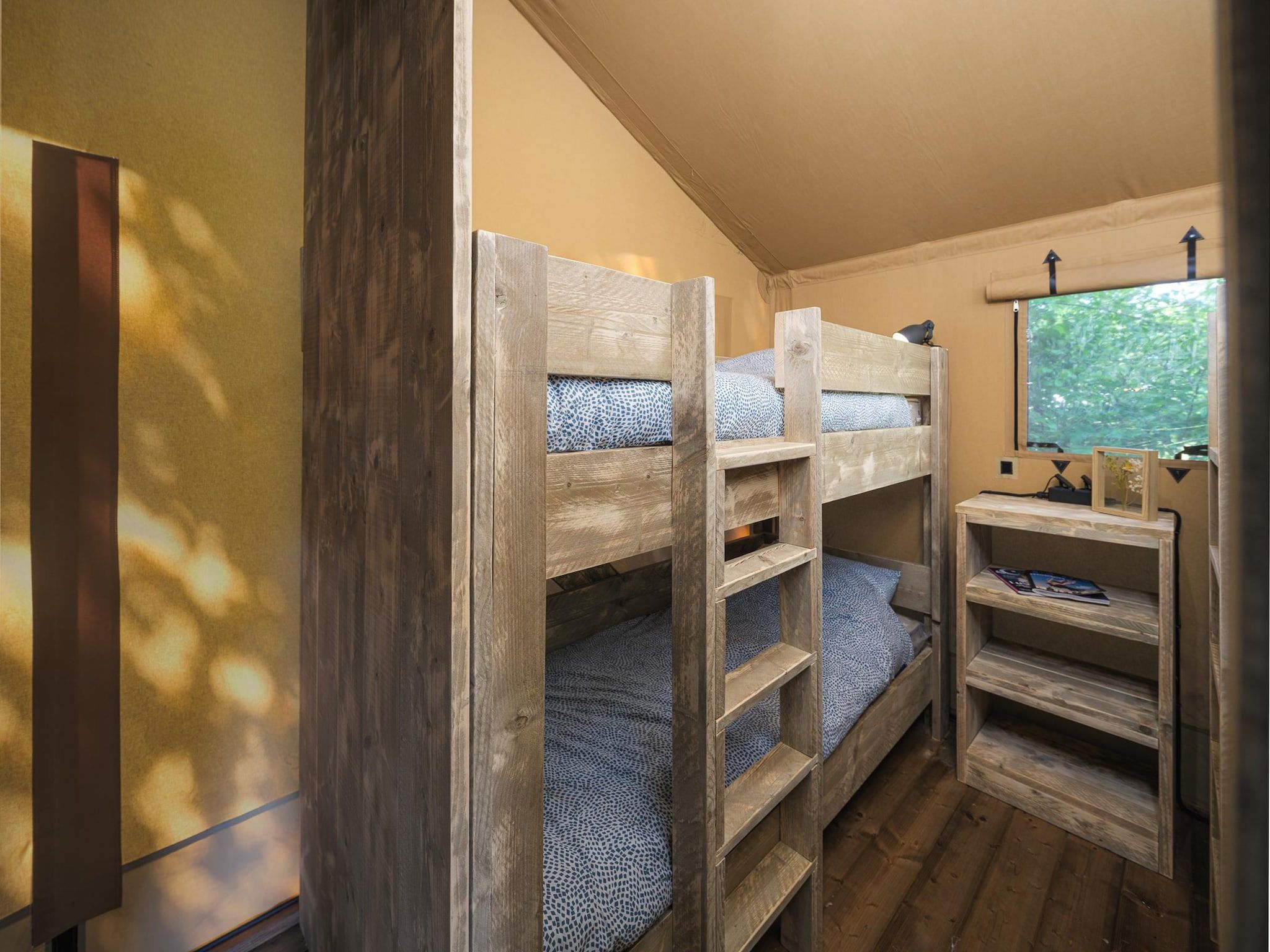 Een slaapkamer van Safaritent met privé sanitair en extra groot terras | 8 personen in Zuna