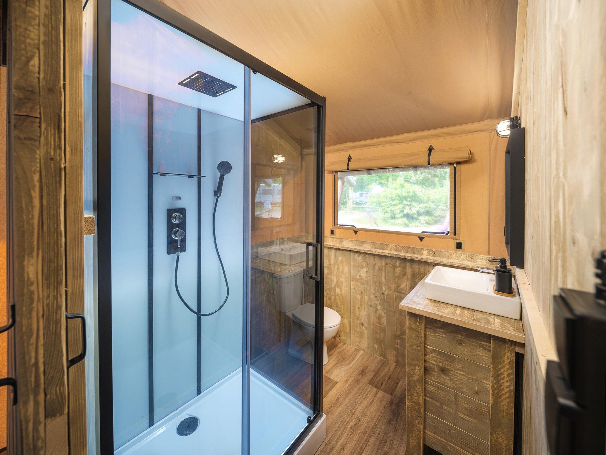 De badkamer van Safaritent met privé sanitair en extra groot terras | 8 personen in Zuna