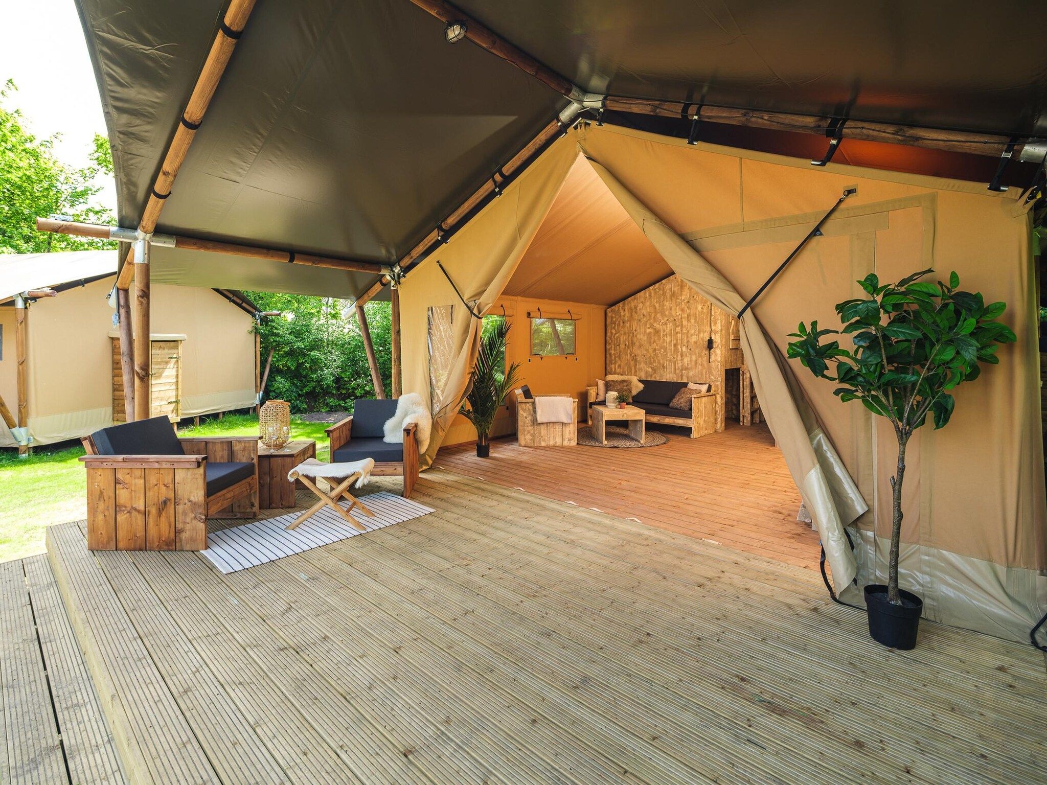Het terras van Safaritent met privé sanitair en extra groot terras | 8 personen in Zuna