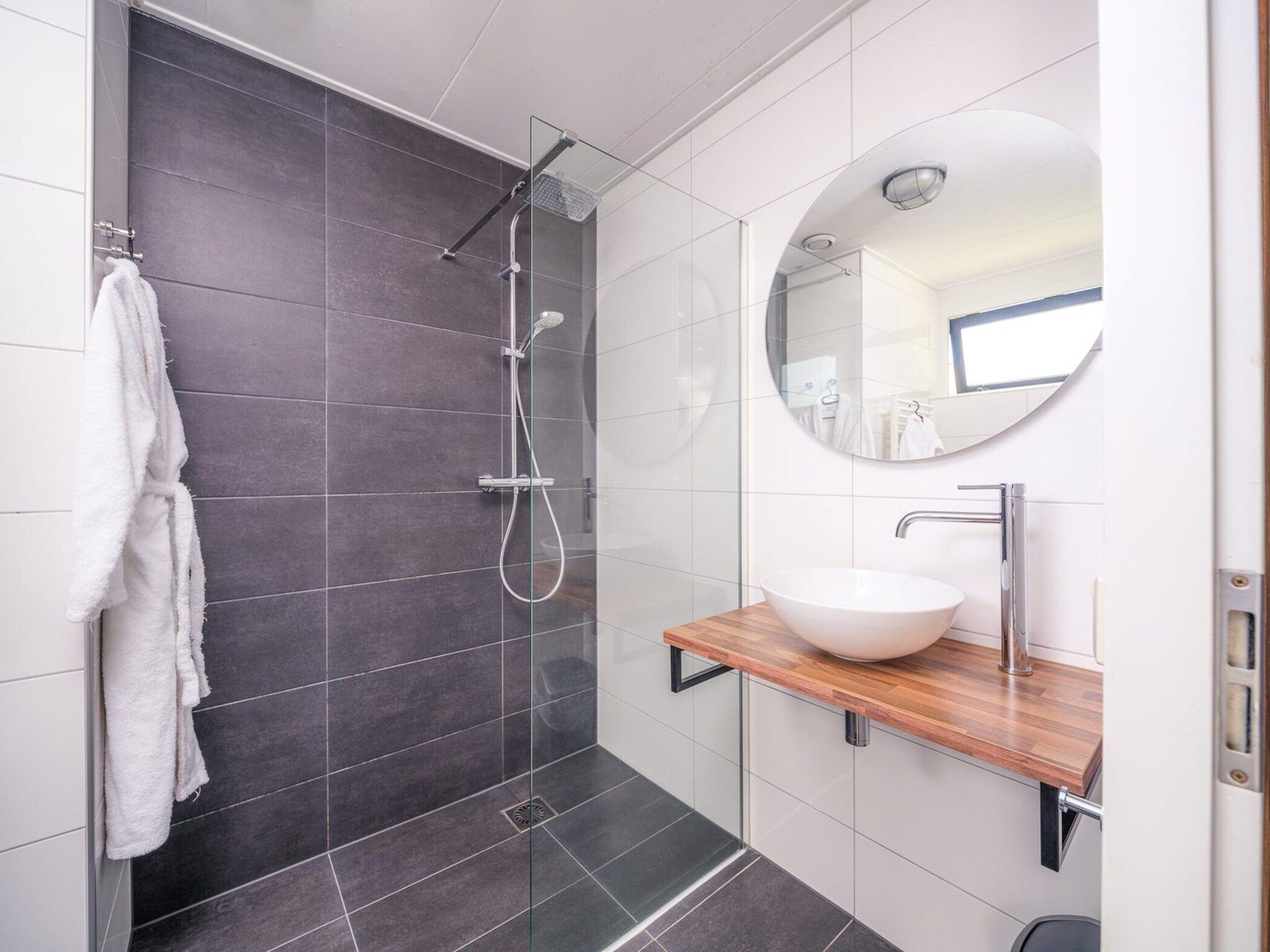 De badkamer van Baby & children's bungalow 'Knights & Princesses' with sauna & bubble bath I sleep 5 in Zuna