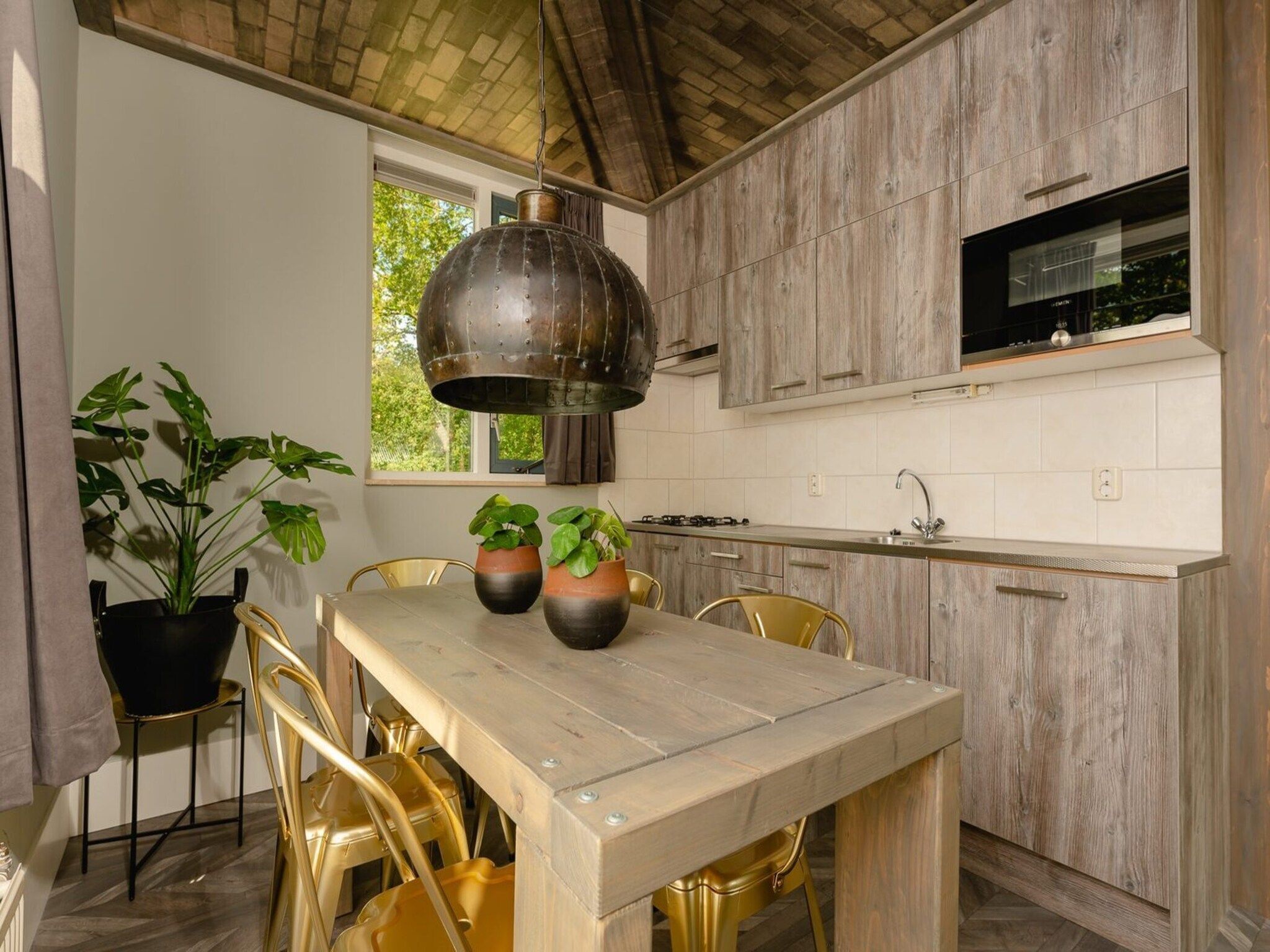 De keuken van Baby & children's bungalow 'Knights & Princesses' with sauna & bubble bath I sleep 5 in Zuna