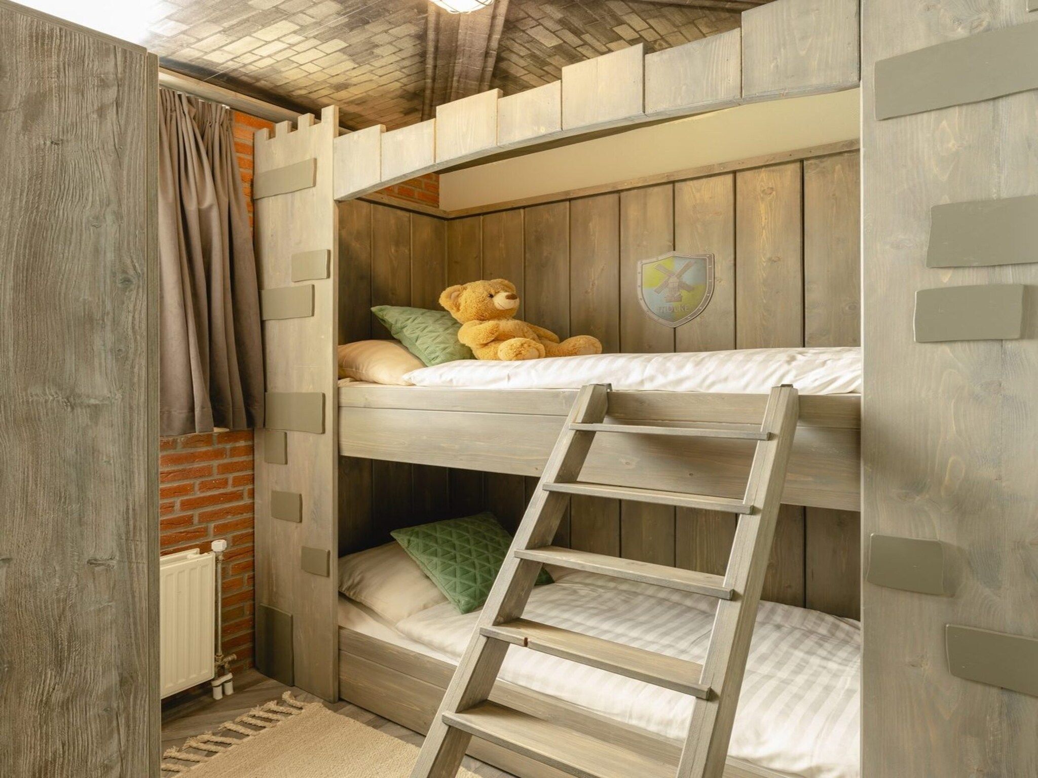 Een slaapkamer van Baby & children's bungalow 'Knights & Princesses' with sauna & bubble bath I sleep 5 in Zuna