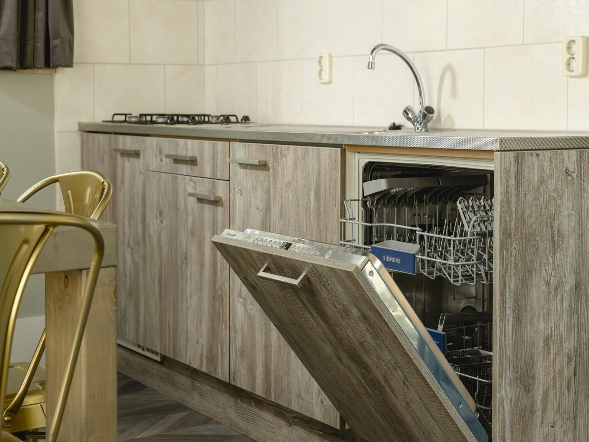 De keuken van Baby & children's bungalow 'Knights & Princesses' with sauna & bubble bath I sleep 5 in Zuna