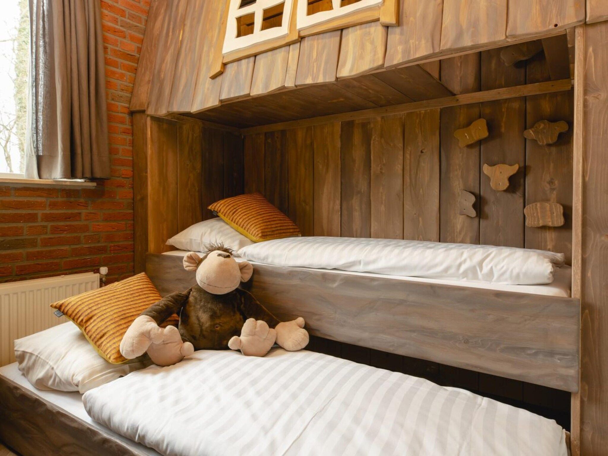 Een slaapkamer van Baby & children bungalow with bubble tub I 5 persons in Zuna