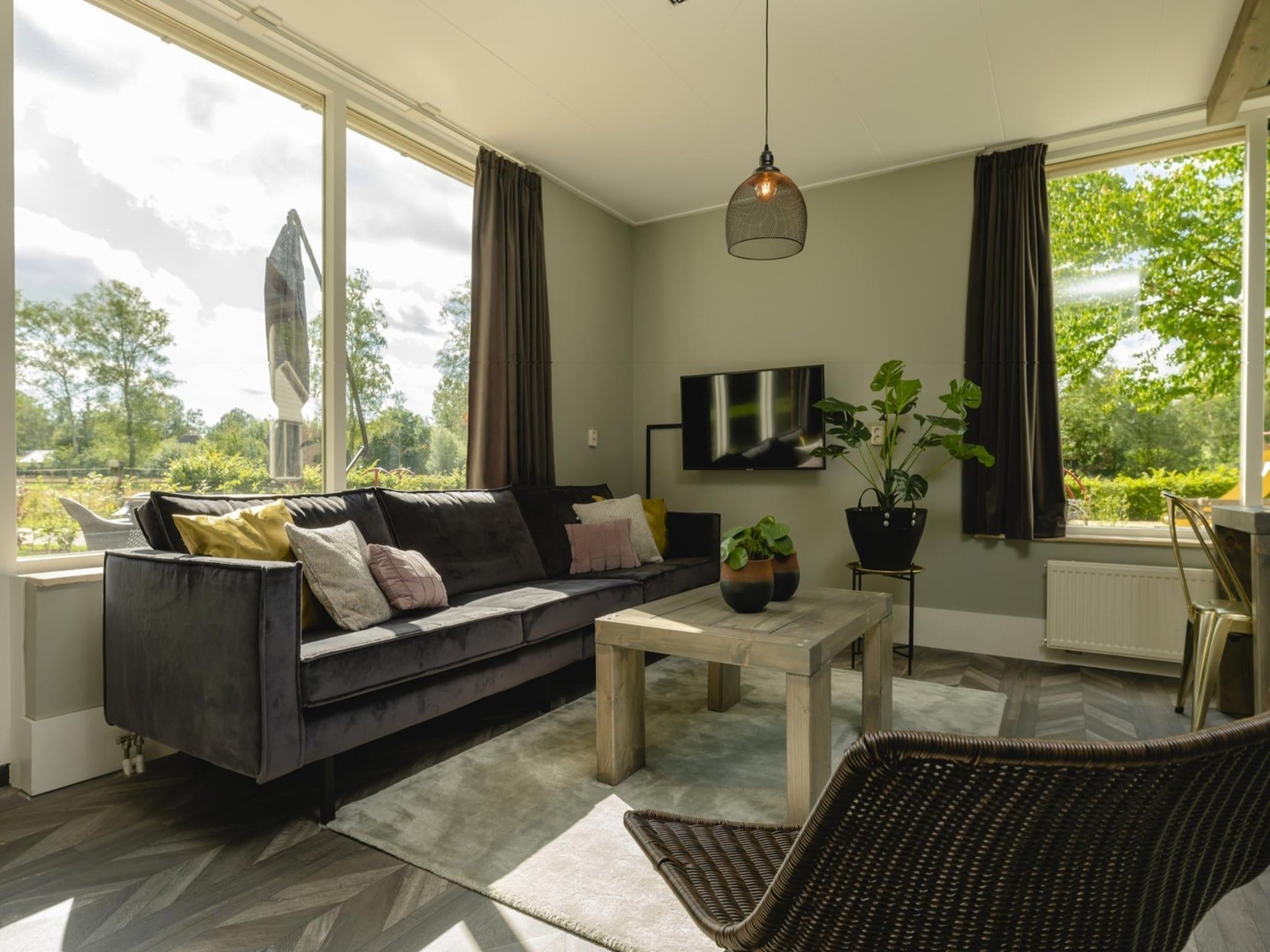 De woonkamer van Baby & children bungalow with bubble tub I 5 persons in Zuna