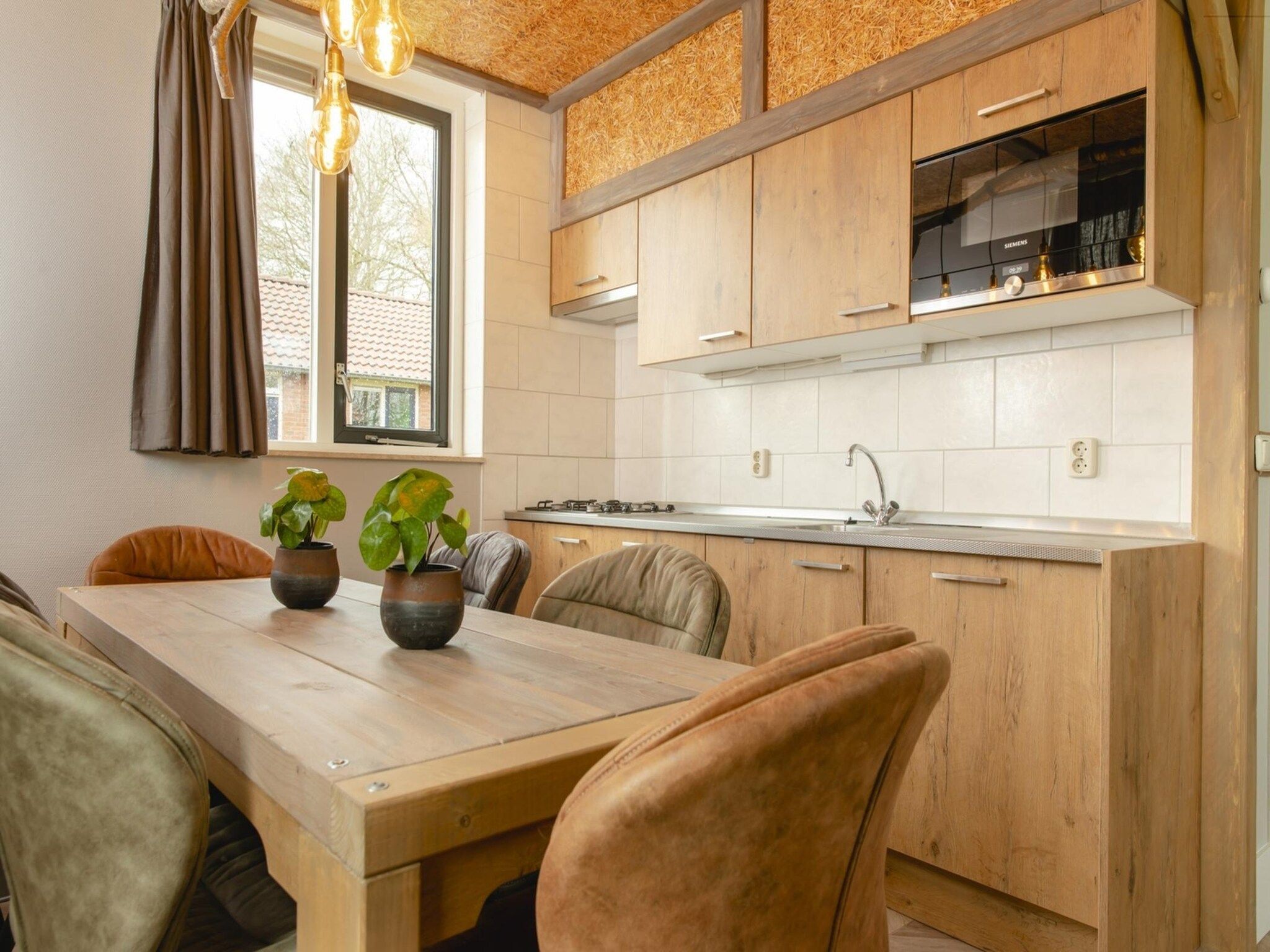 De eetkamer van Baby & children bungalow with bubble tub I 5 persons in Zuna