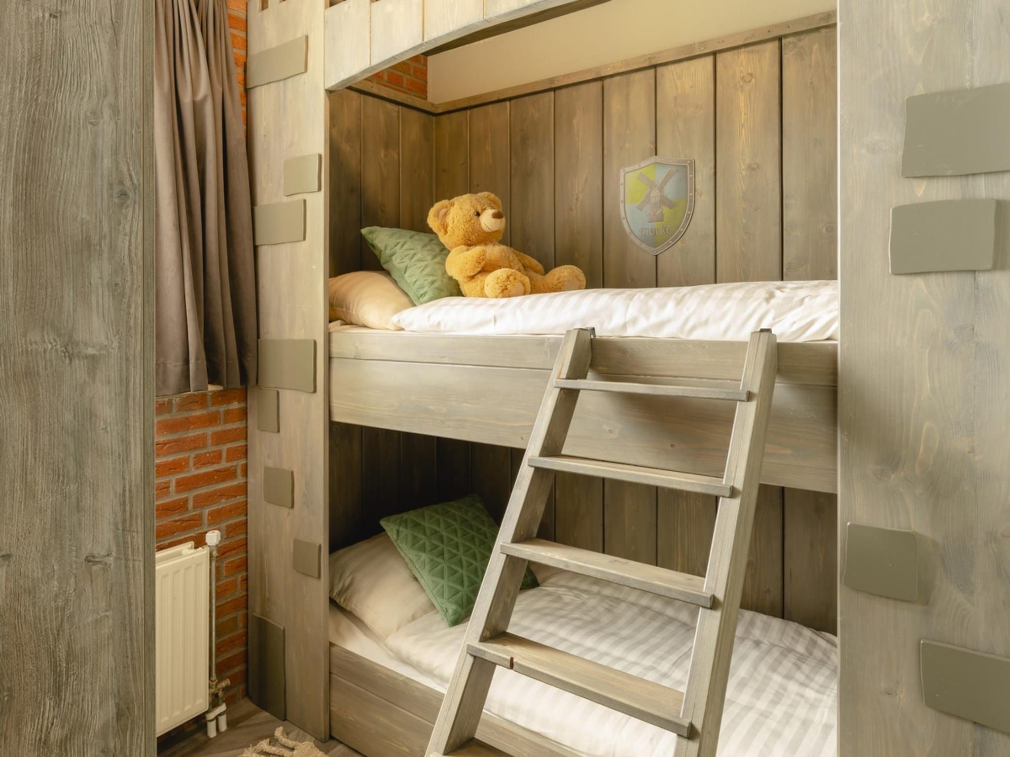Een slaapkamer van Baby & children bungalow with bubble tub I 5 persons in Zuna