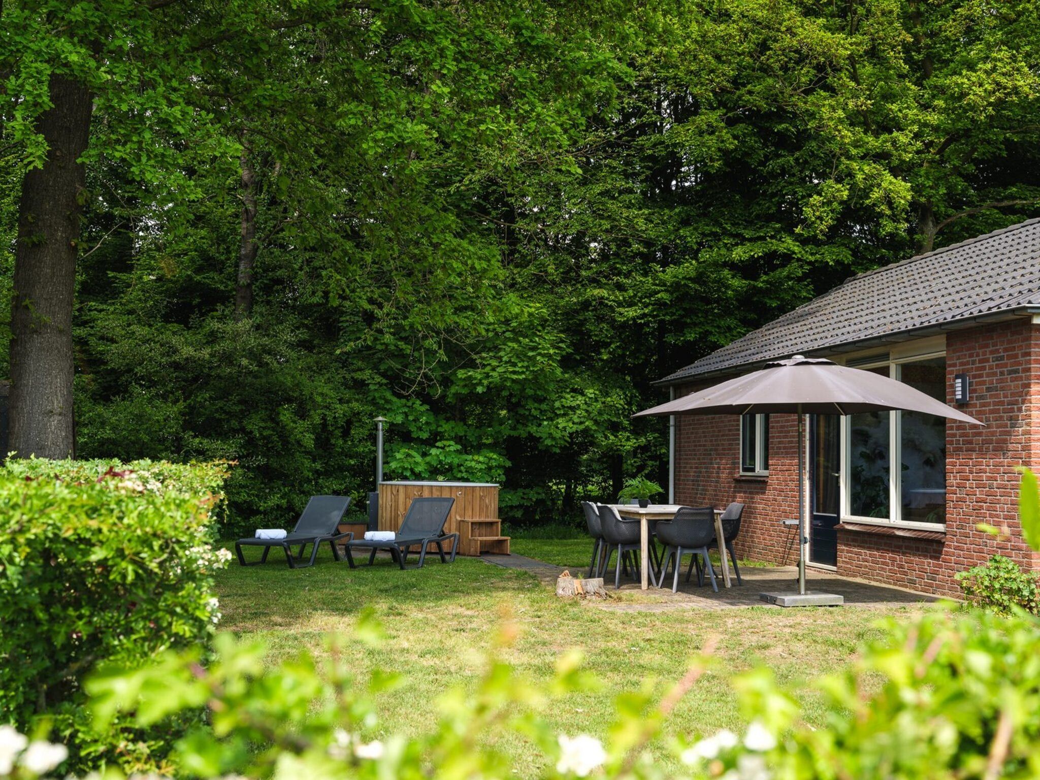 De buitenkant van Children's bungalow farmhouse with sauna & bubble tub I sleeps 6 in Zuna