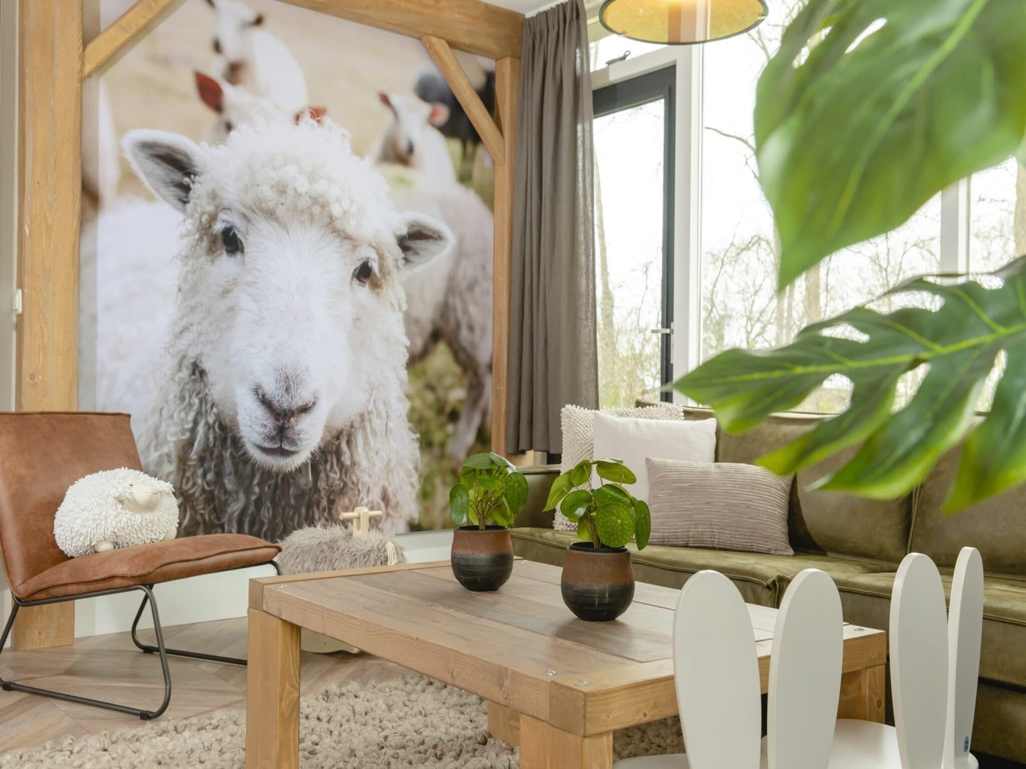 De woonkamer van Children's bungalow farmhouse with sauna & bubble tub I sleeps 6 in Zuna