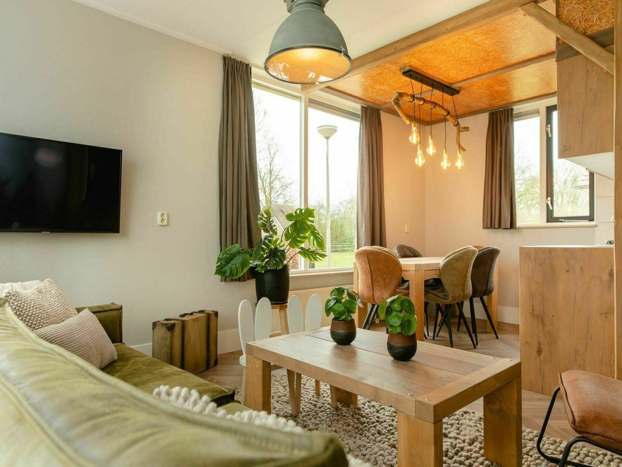 De woonkamer van Children's bungalow farmhouse with sauna & bubble tub I sleeps 6 in Zuna