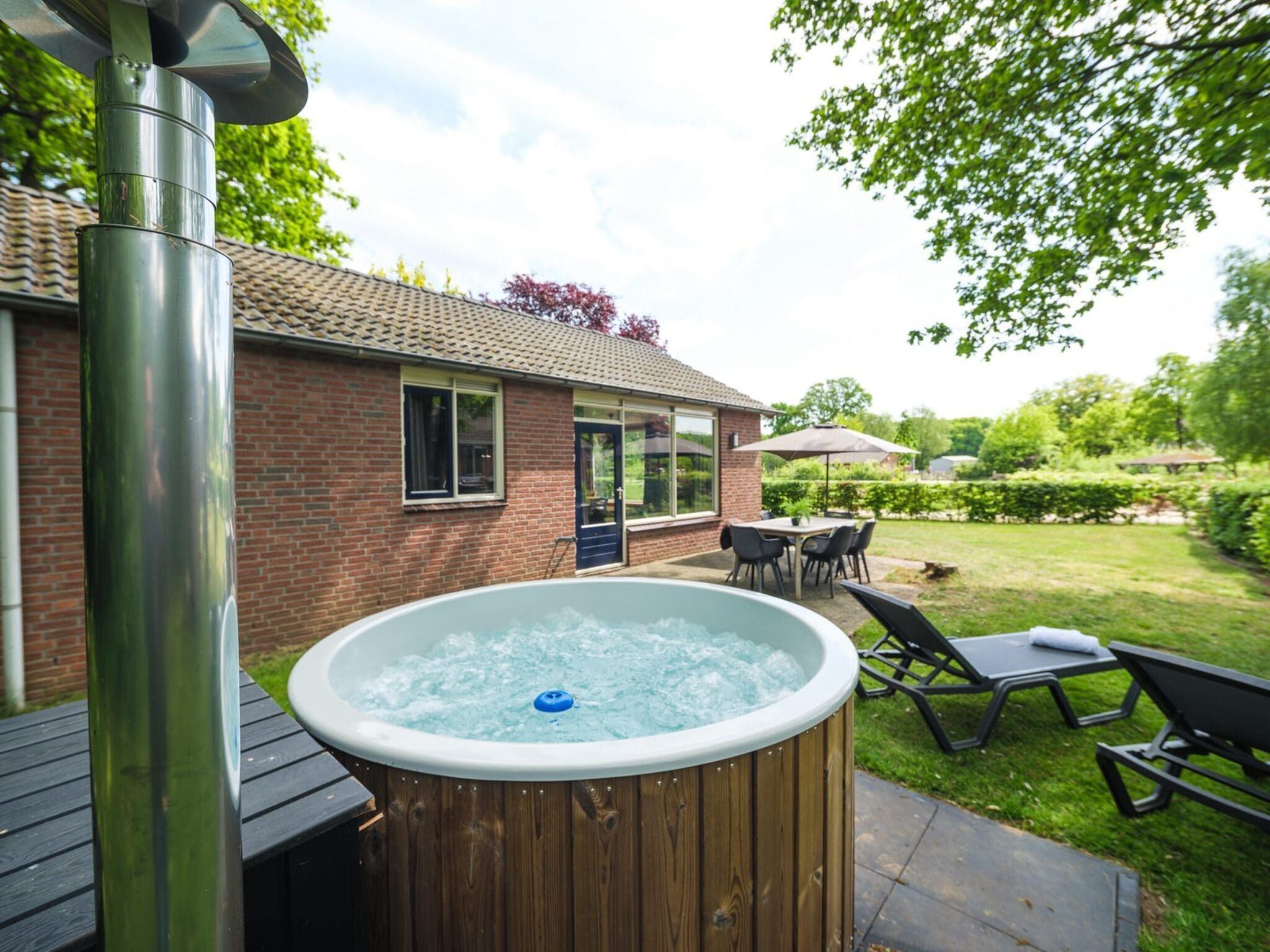 Wellness bij Children's bungalow with bubble tub I 6 persons in Zuna