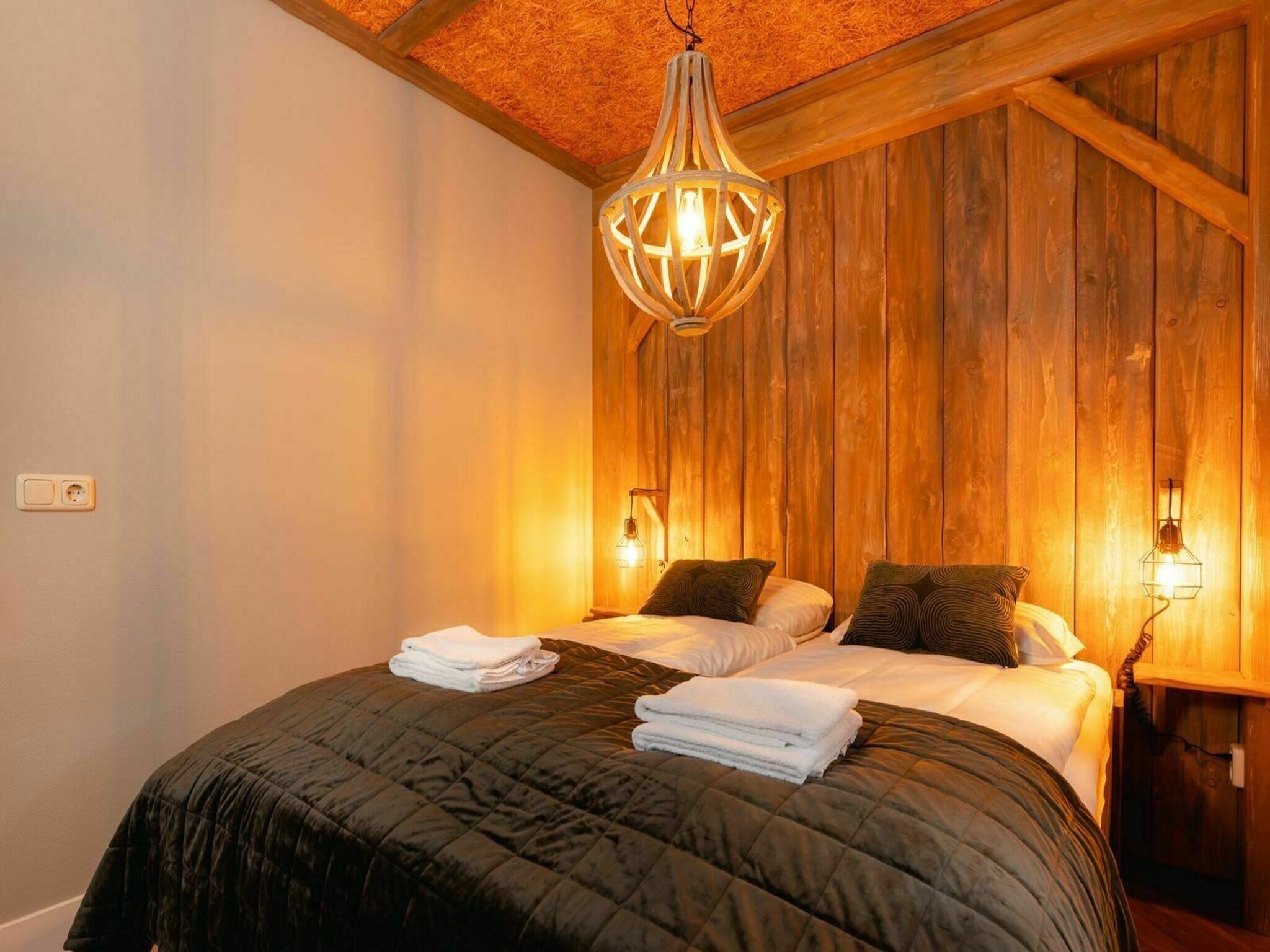 Een slaapkamer van Children's bungalow with bubble tub I 6 persons in Zuna