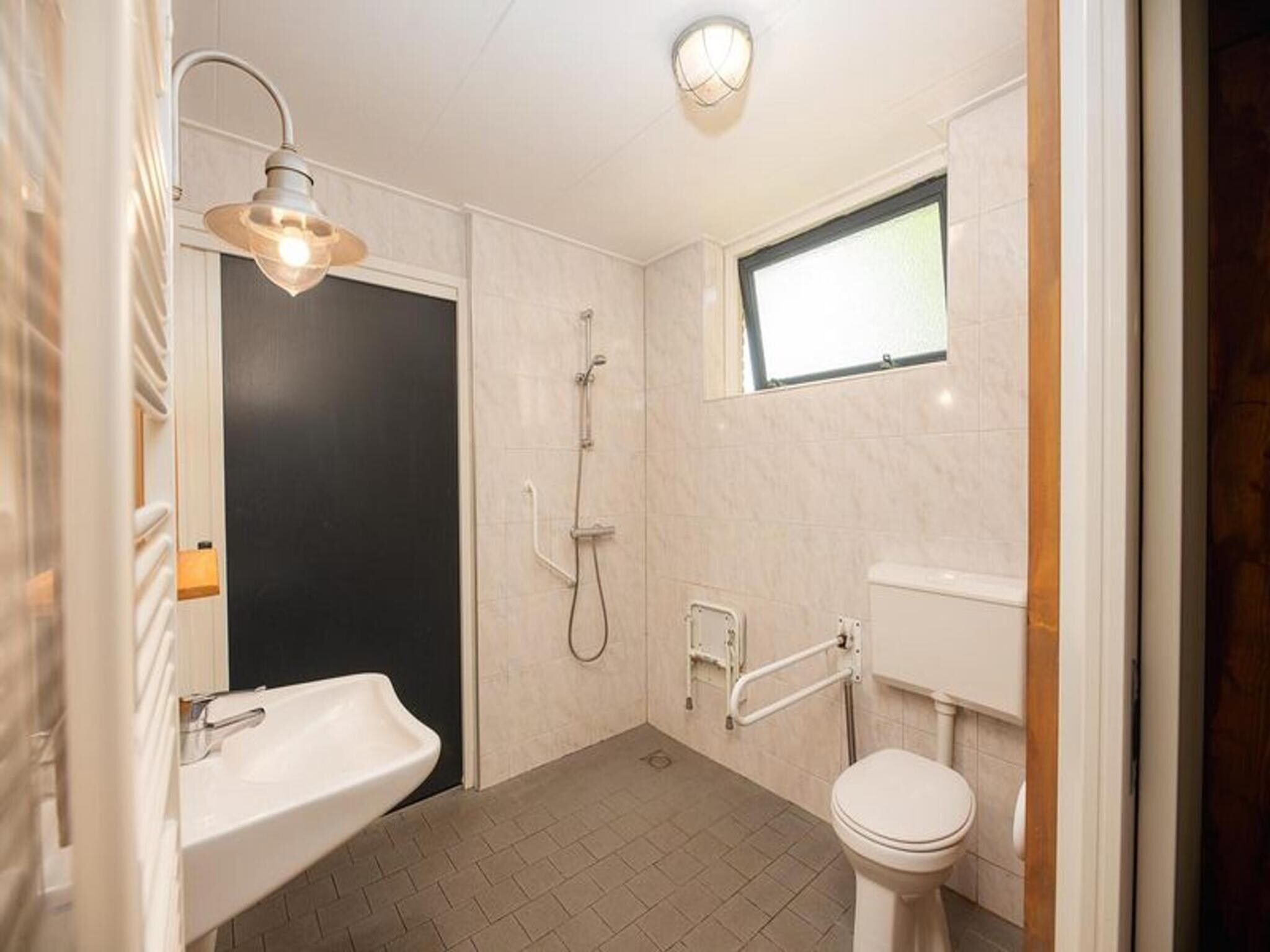 De badkamer van Custom children's bungalow 'Farm' with hot bubble tub | 8 people in Zuna