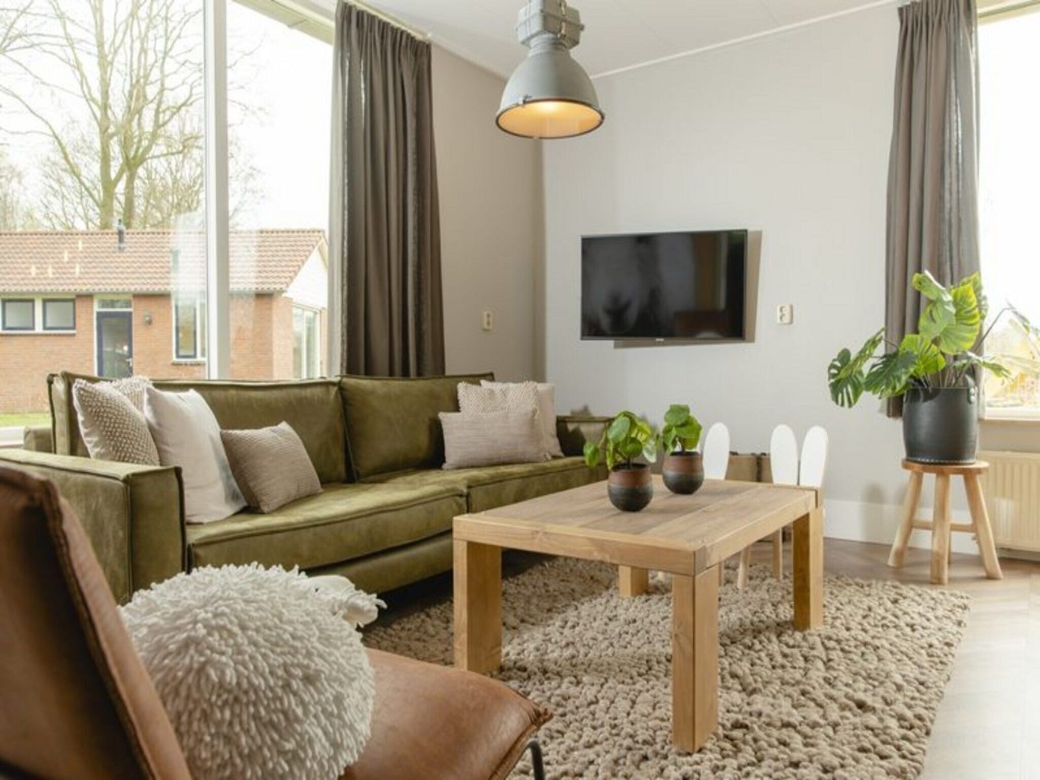 De woonkamer van Custom children's bungalow 'Farm' with hot bubble tub | 8 people in Zuna