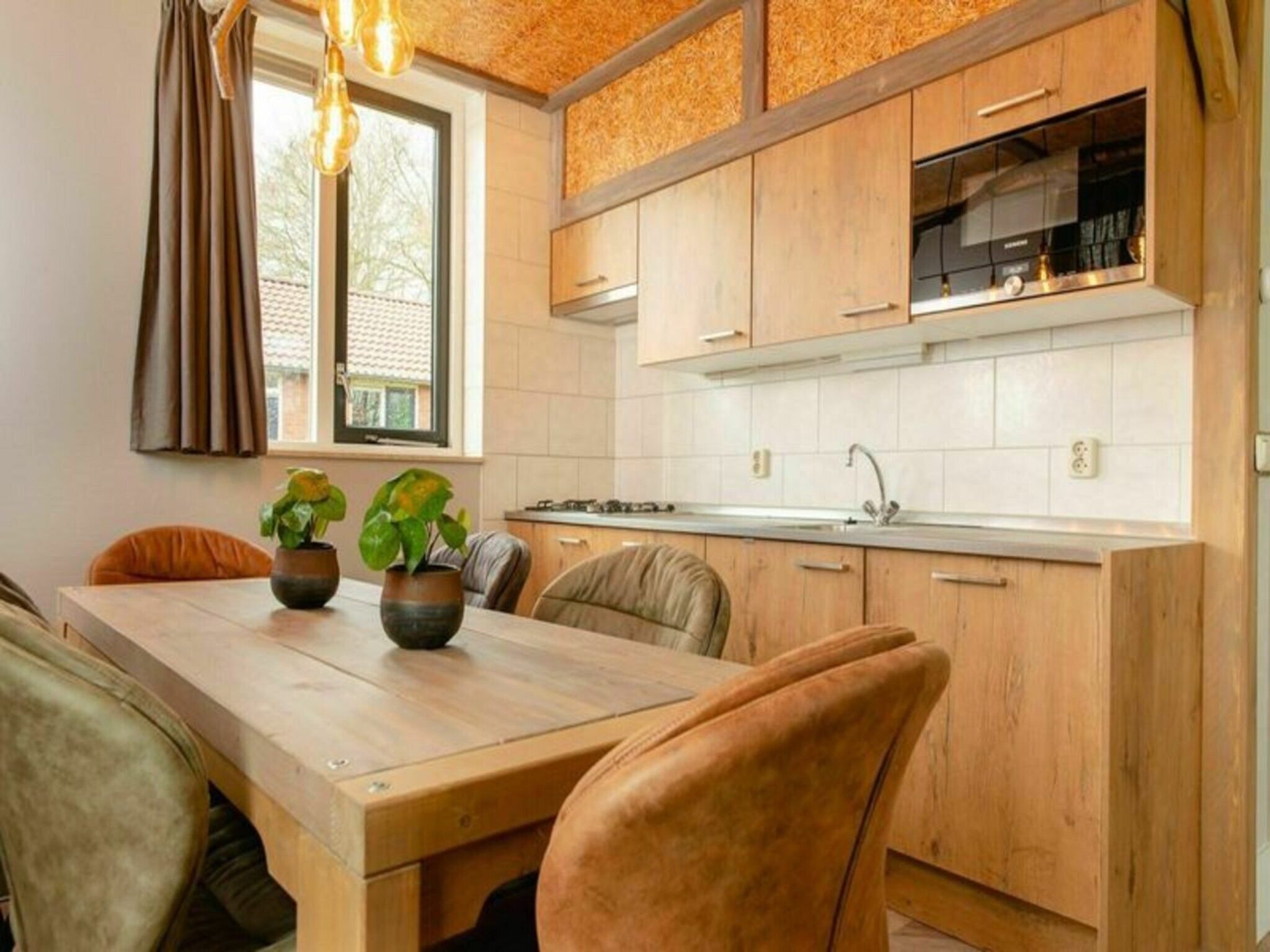 De eetkamer van Custom children's bungalow 'Farm' with hot bubble tub | 8 people in Zuna