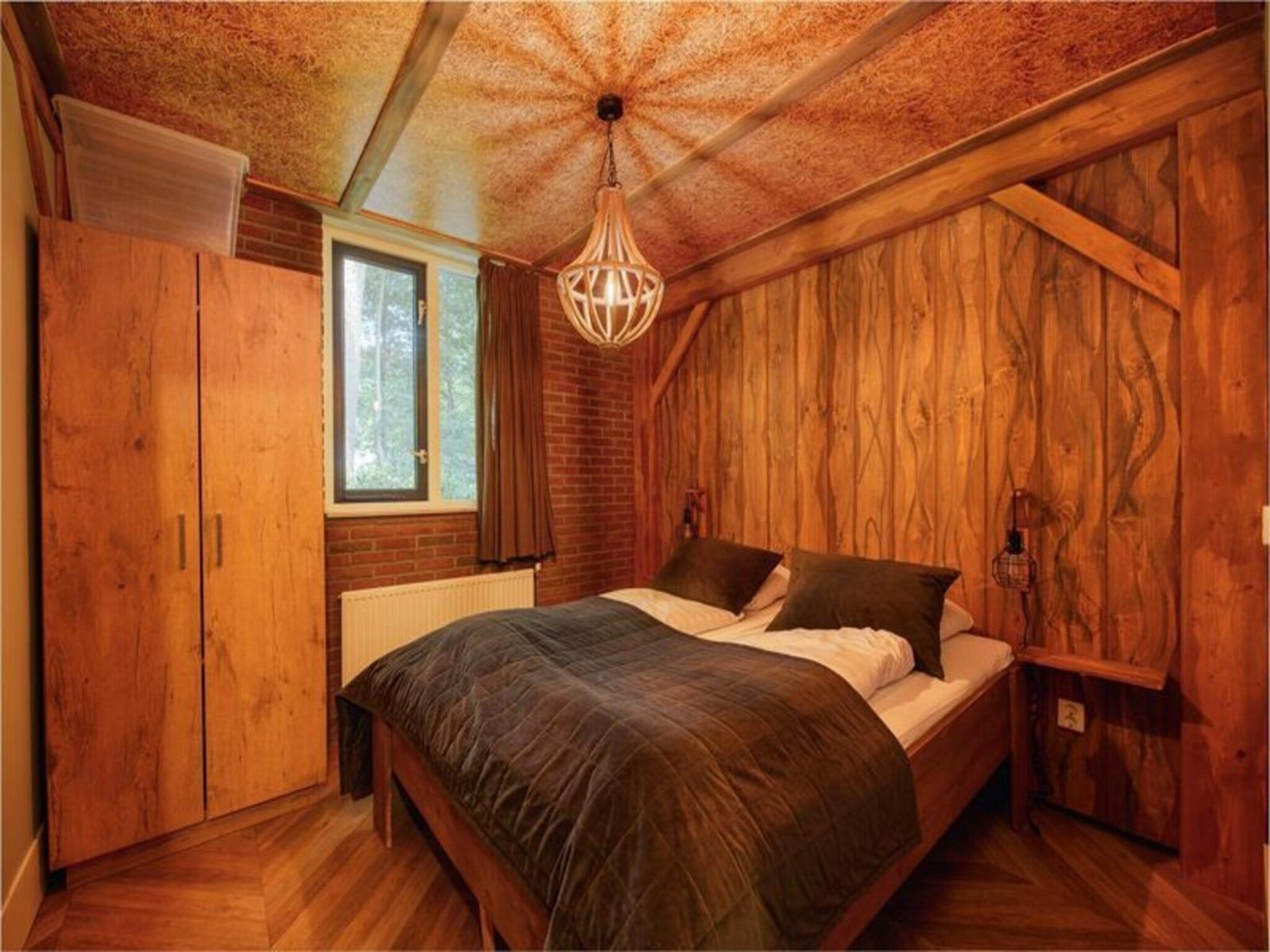 Een slaapkamer van Custom children's bungalow 'Farm' with hot bubble tub | 8 people in Zuna