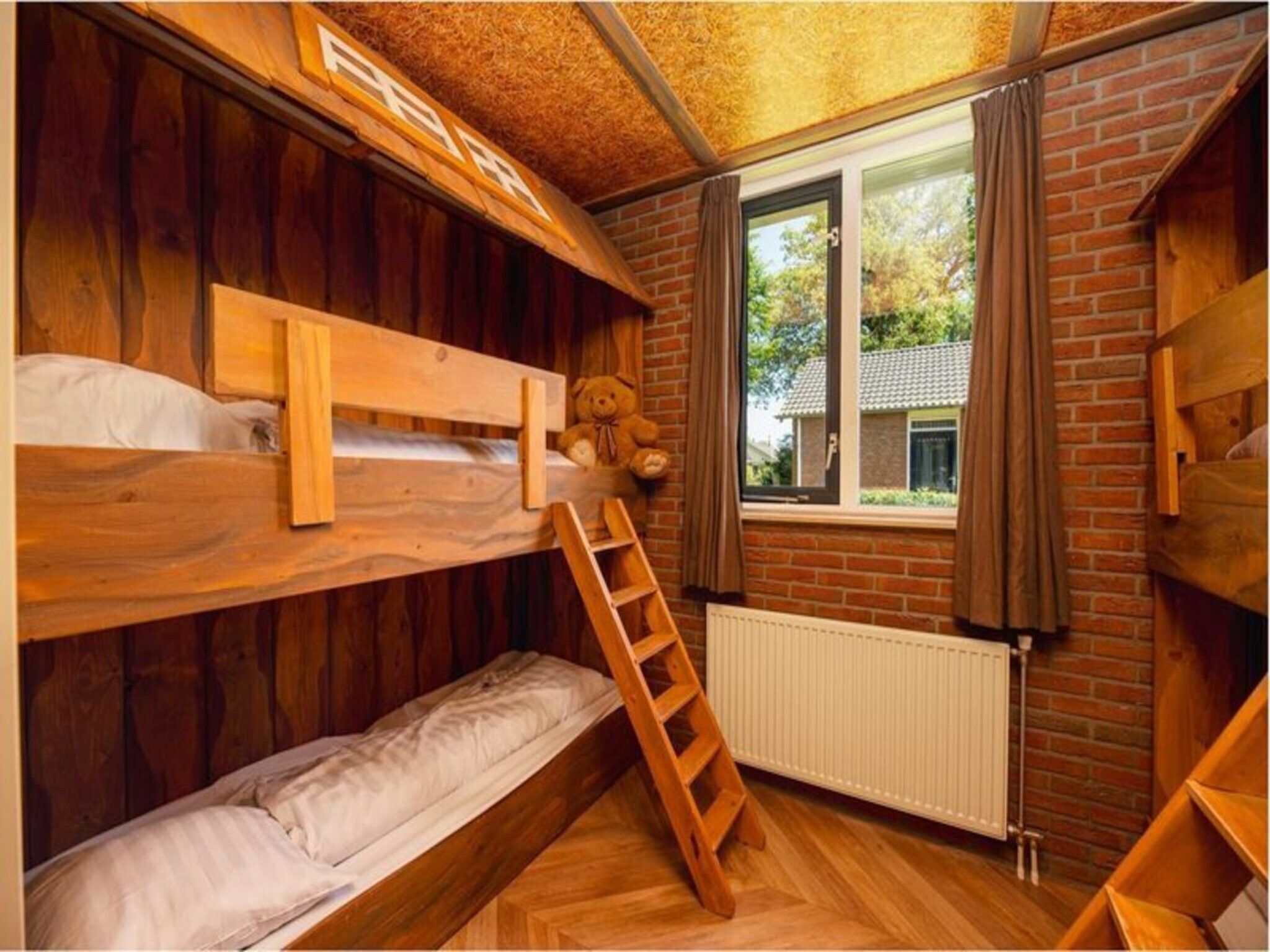 Een slaapkamer van Custom children's bungalow 'Farm' with hot bubble tub | 8 people in Zuna