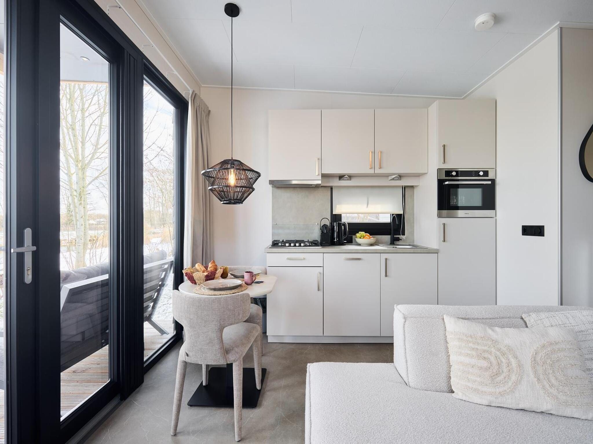 De keuken van River Lodge 'Wellnesshuus' with whirlpool, sauna, bathtub, and sun shower | 2 people in Zuna