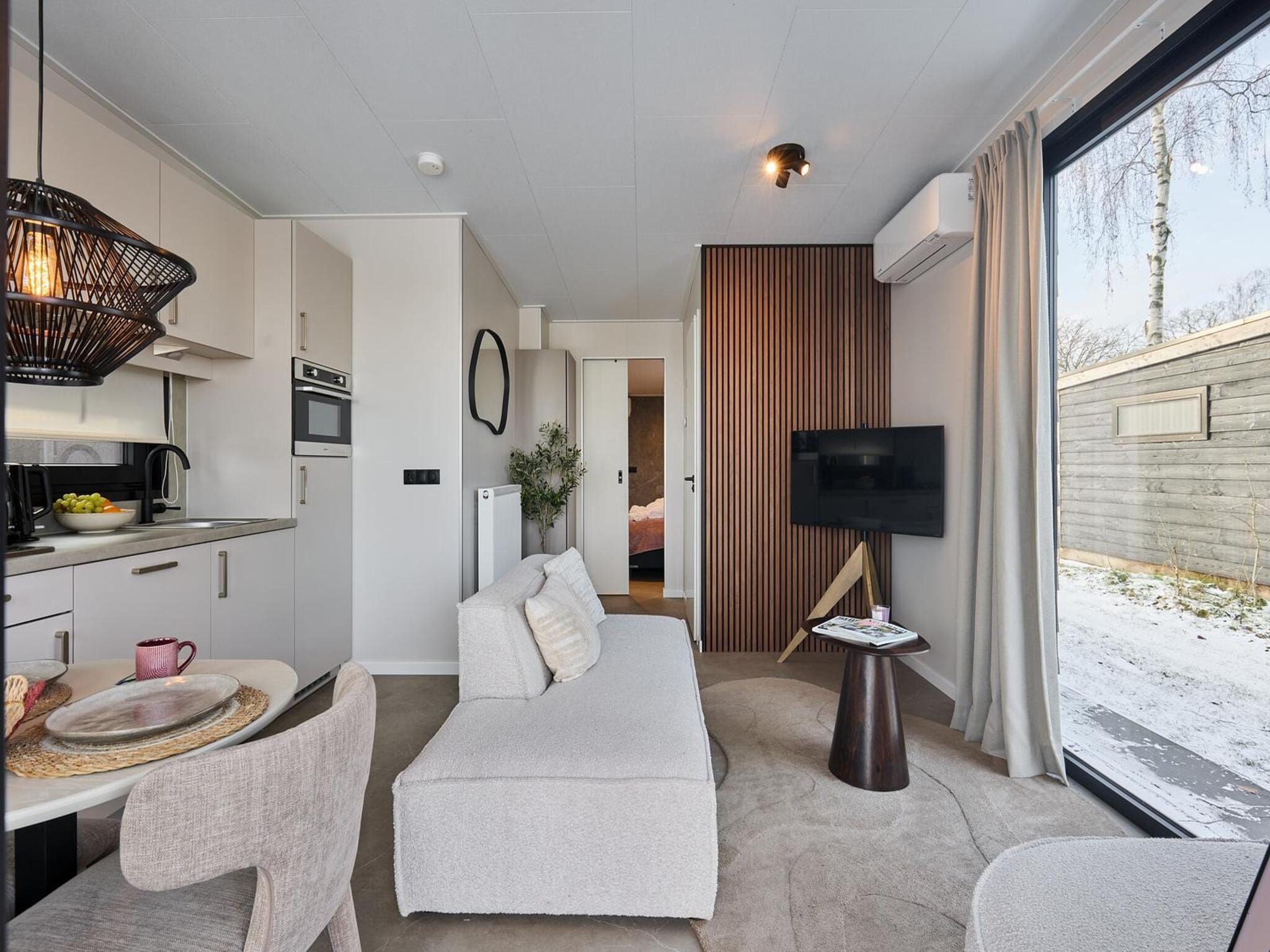 De woonkamer van River Lodge 'Wellnesshuus' with whirlpool, sauna, bathtub, and sun shower | 2 people in Zuna