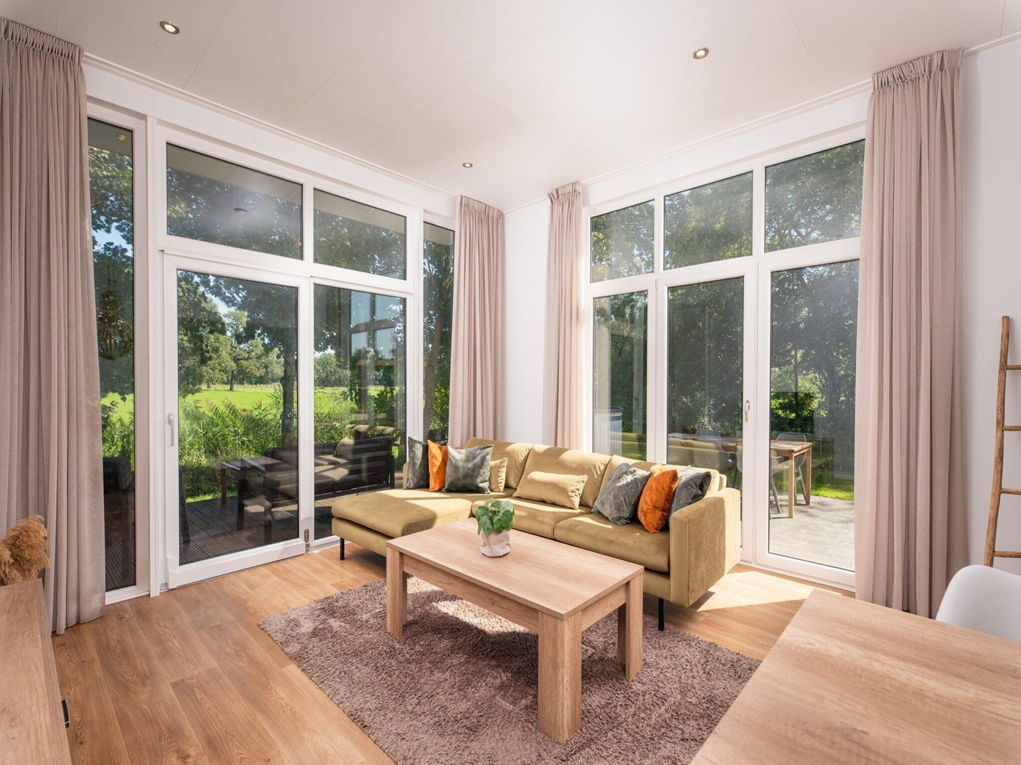 De woonkamer van River Cabin with bubbeltub | 6 people in Zuna