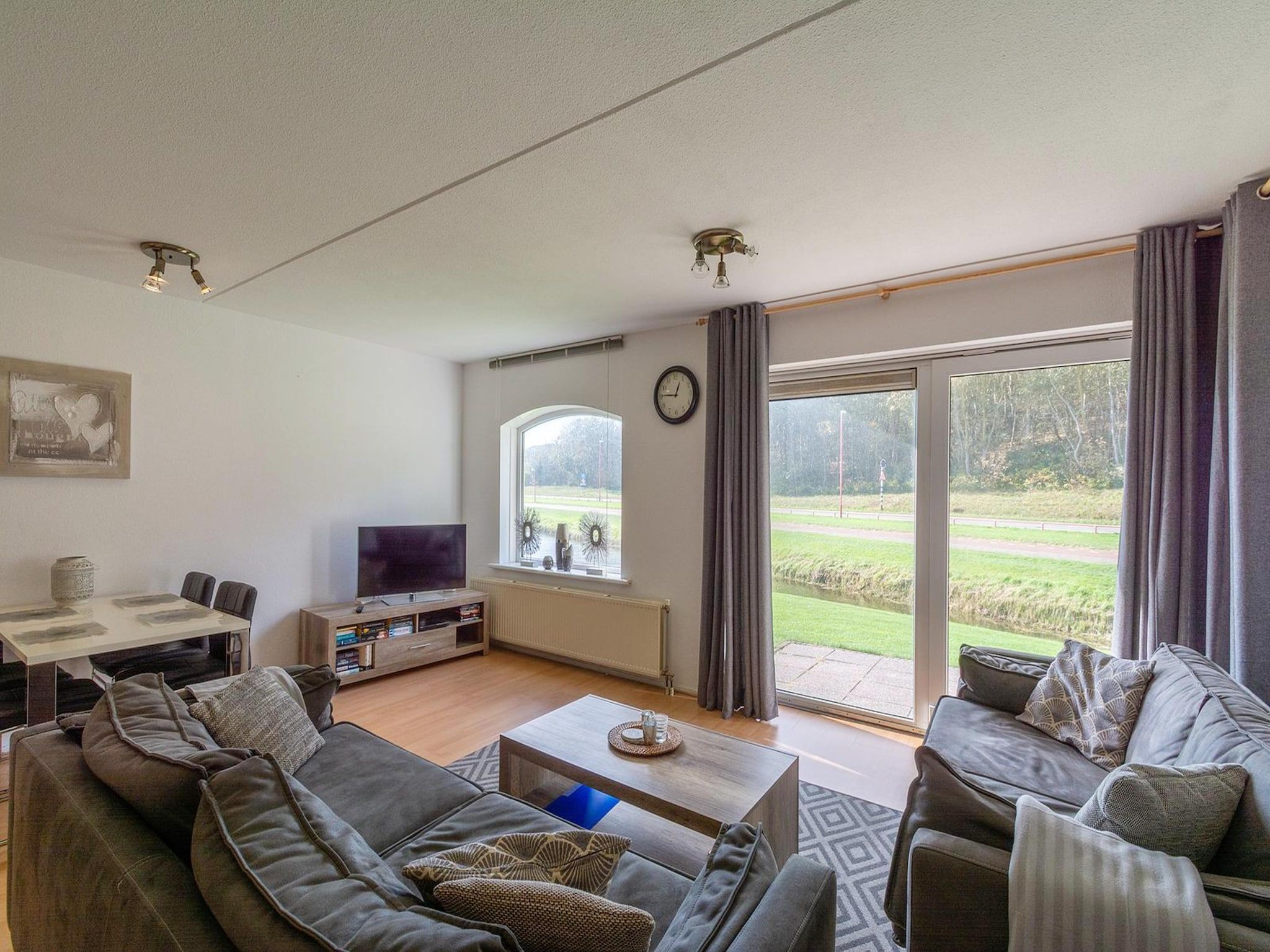 De woonkamer van Résidence Juliana 21 in Julianadorp aan Zee