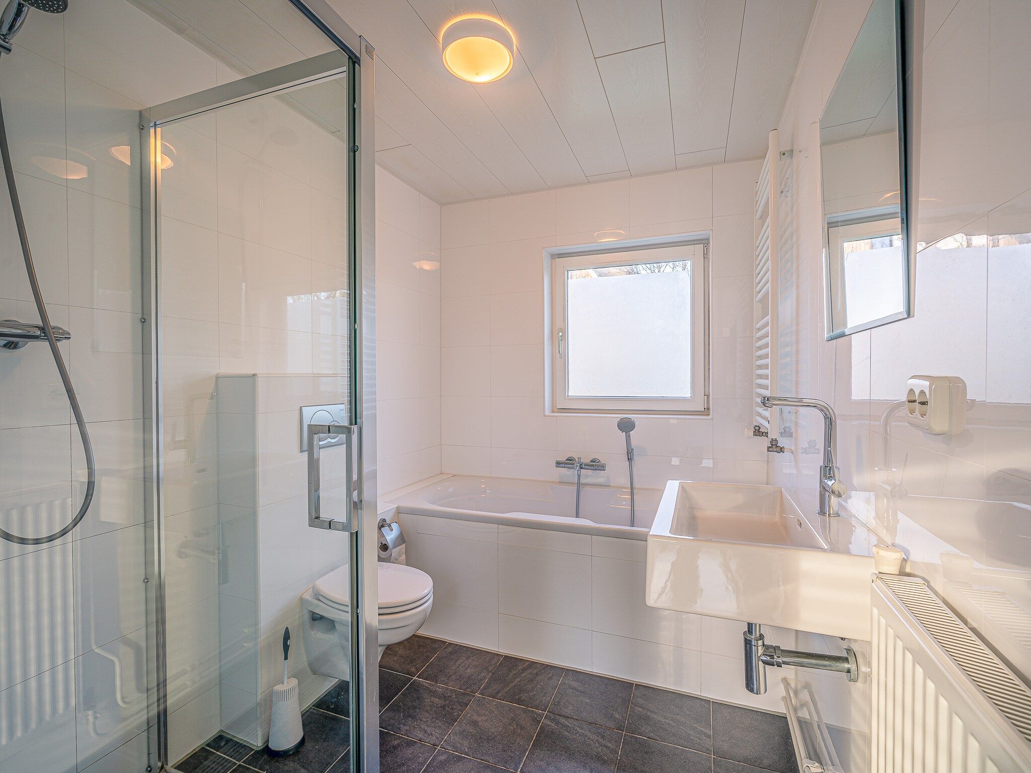 De badkamer van Vredelust 57 in De Koog