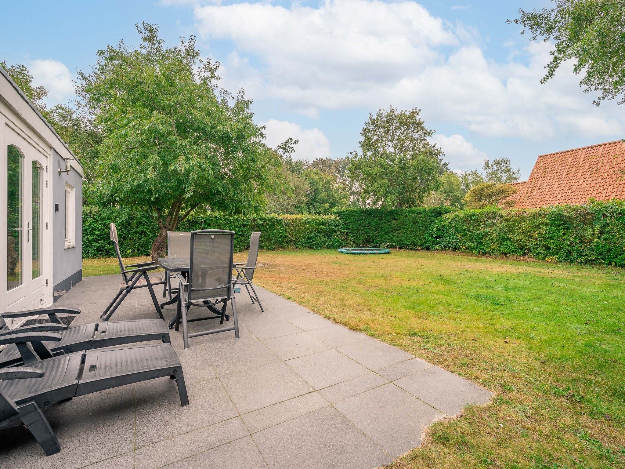 Het terras van Vredelust 57 in De Koog