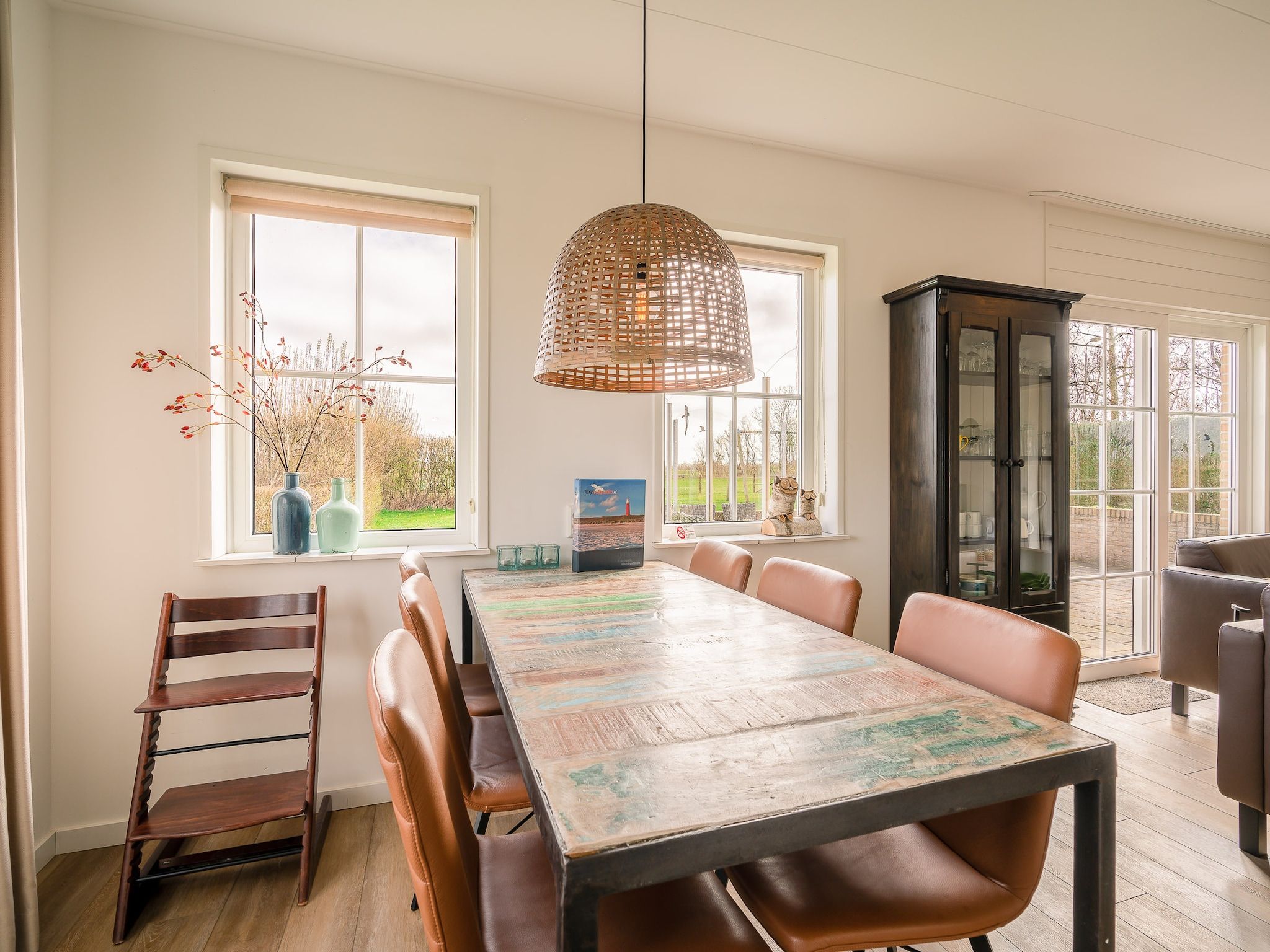 De eetkamer van De Annabella 11- De Zandhaas in De Koog