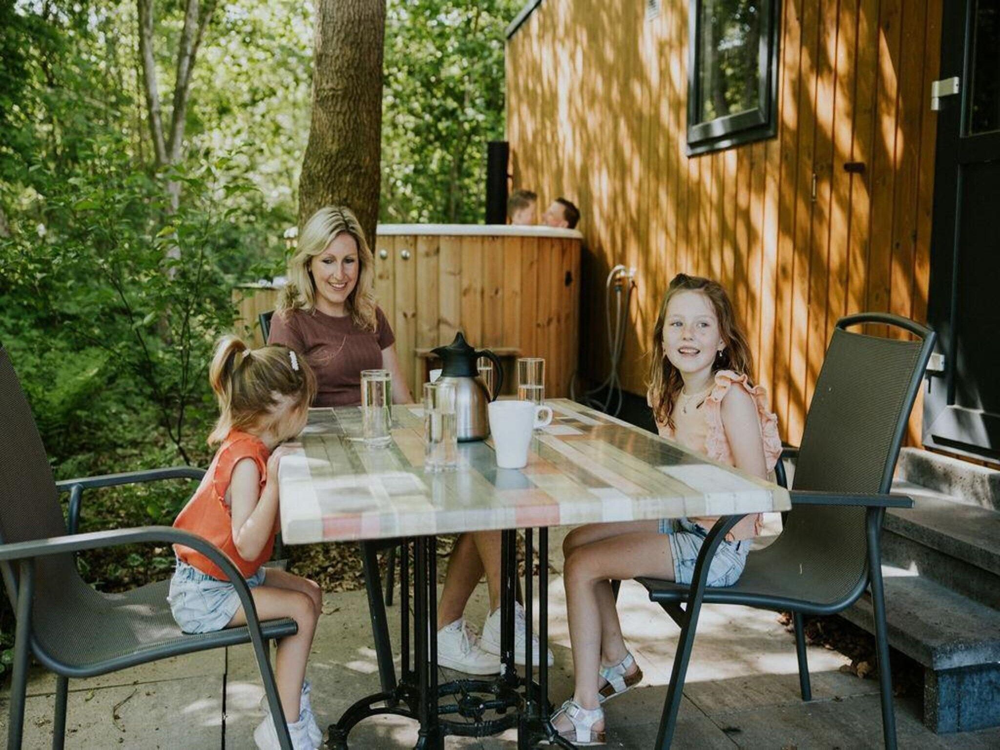 Het terras van Happy bee lodge l 5 persons in Balkbrug