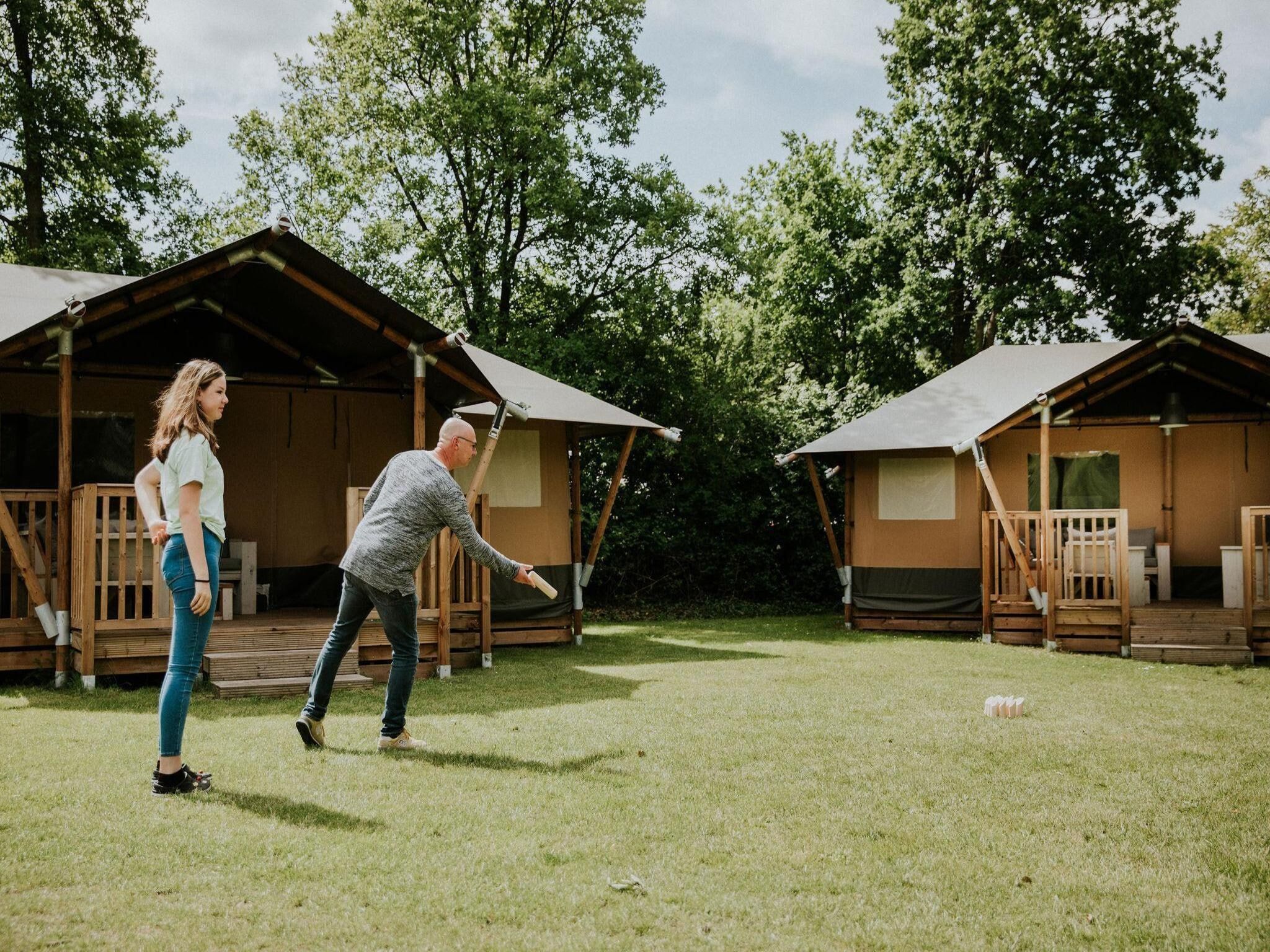 De buitenkant van Safari tent l 7 persoons in Balkbrug