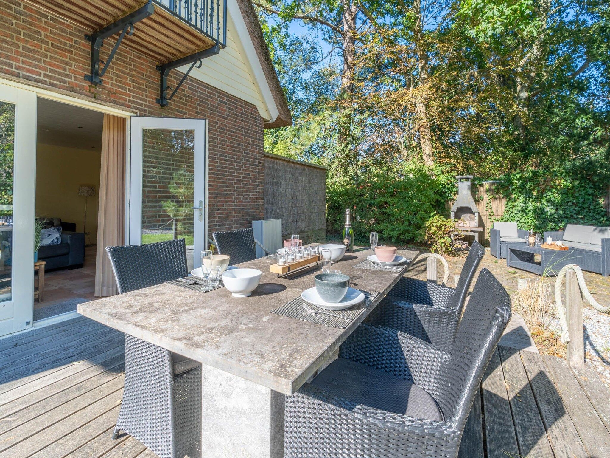 Het terras van Tempelierweg 22 in Den Burg