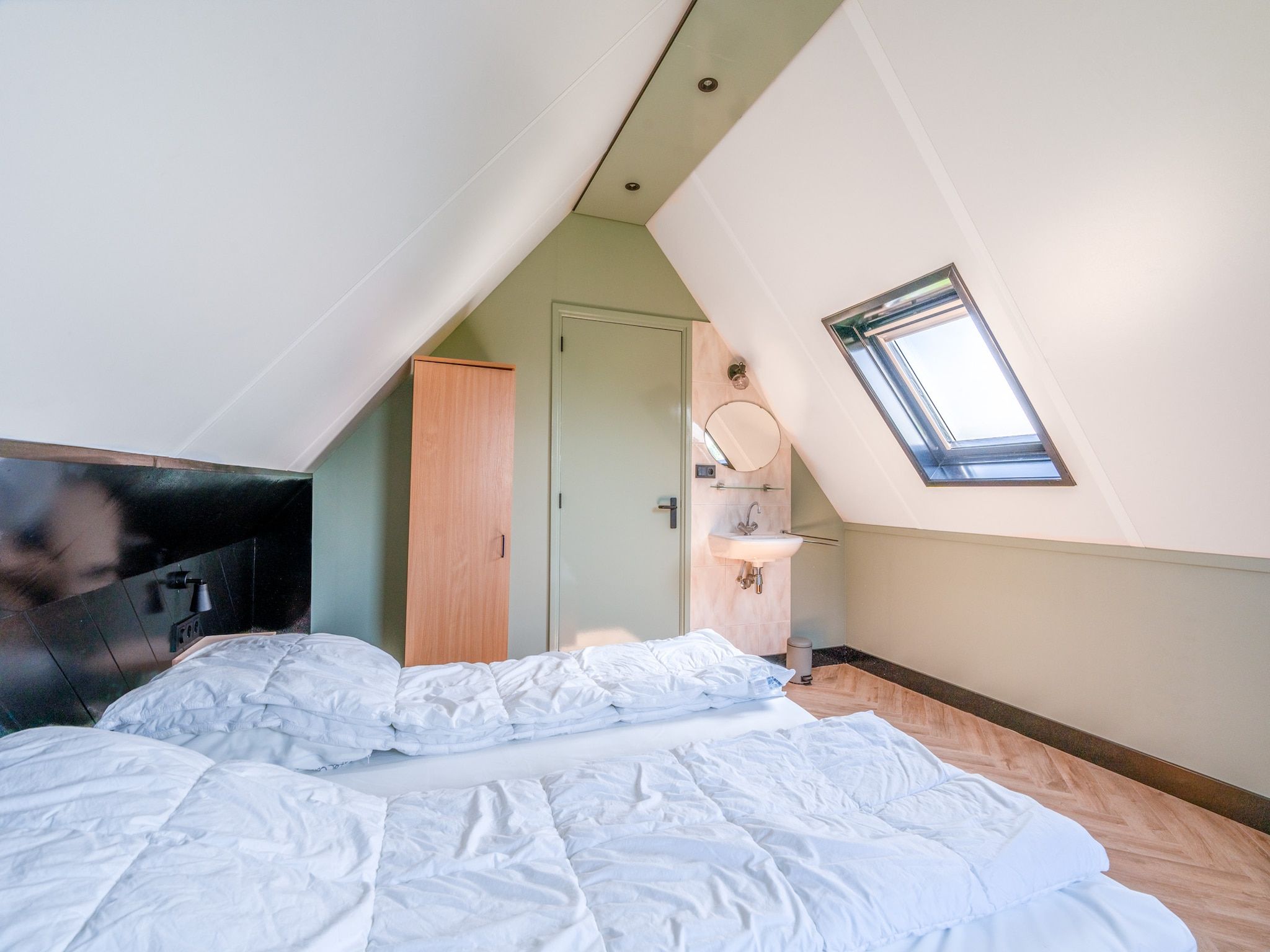 Een slaapkamer van Postweg 50 in De Cocksdorp