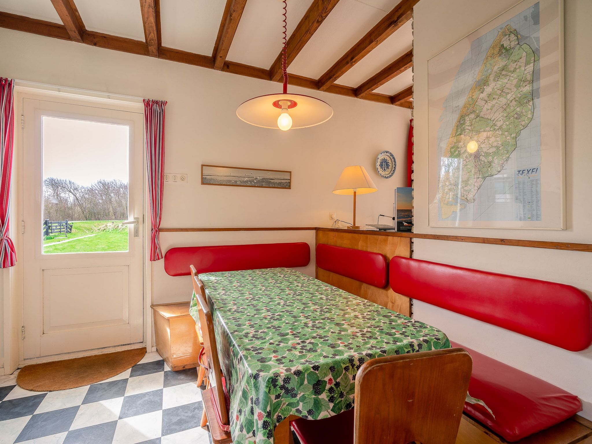 De eetkamer van De Boet Waalenburg in De Koog