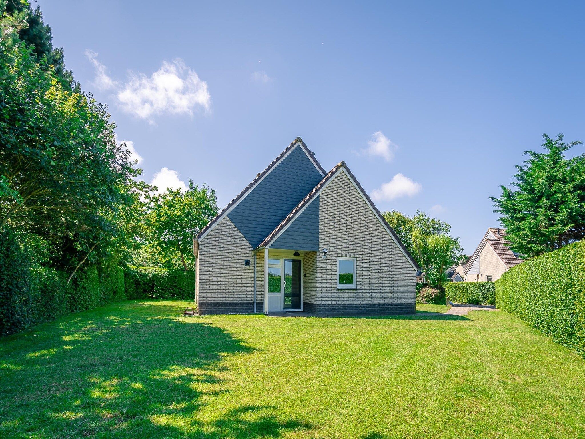 De tuin van Kamperfoelie 73 in De Koog