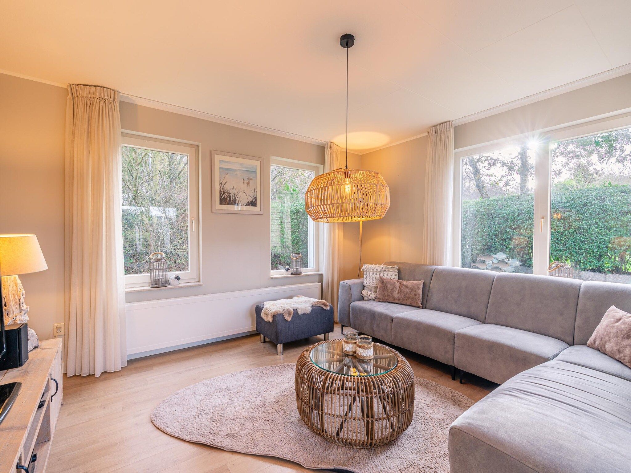 De woonkamer van Kamperfoelie 73 in De Koog