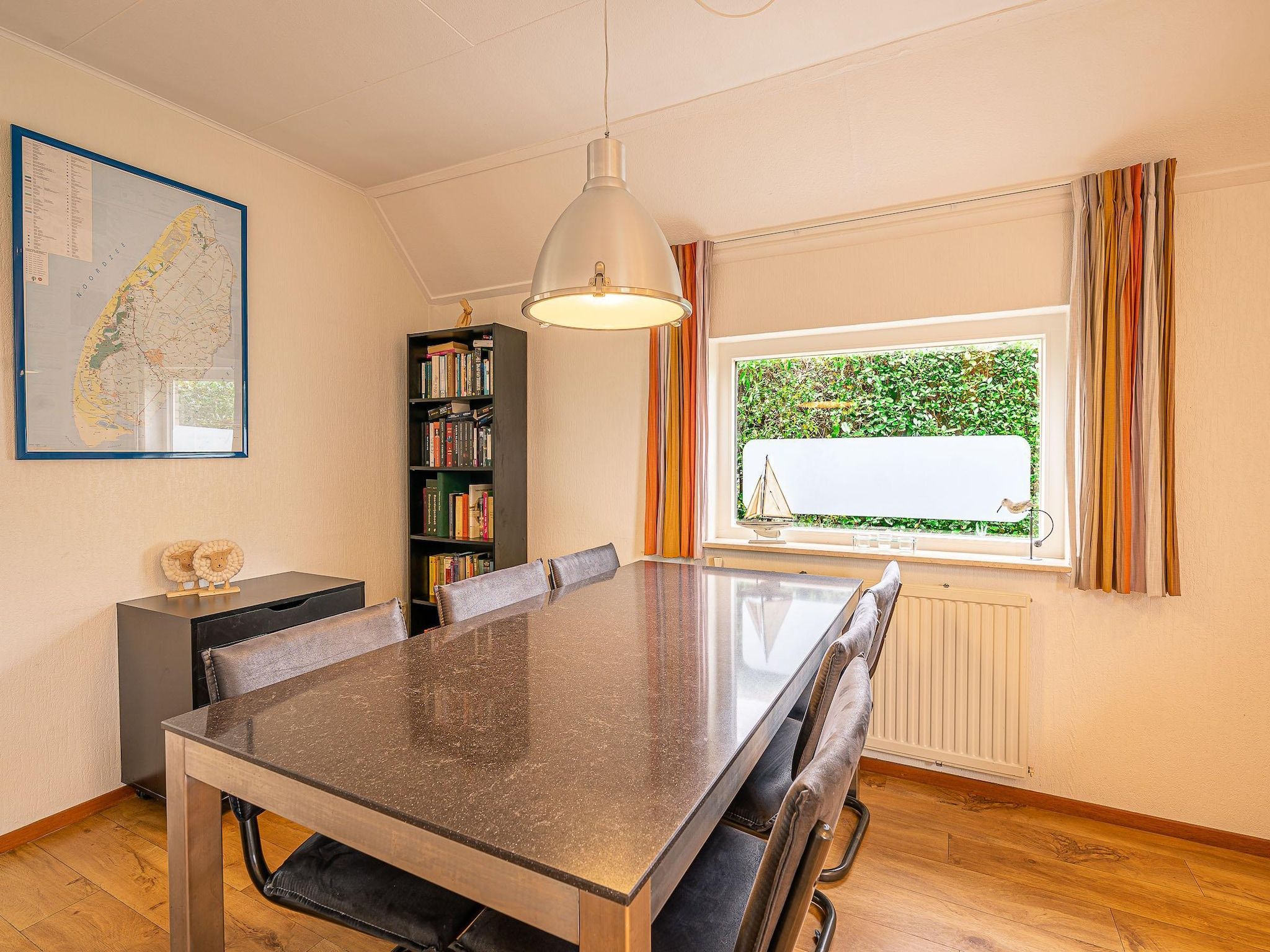 De woonkamer van Kamperfoelie 43 in De Koog