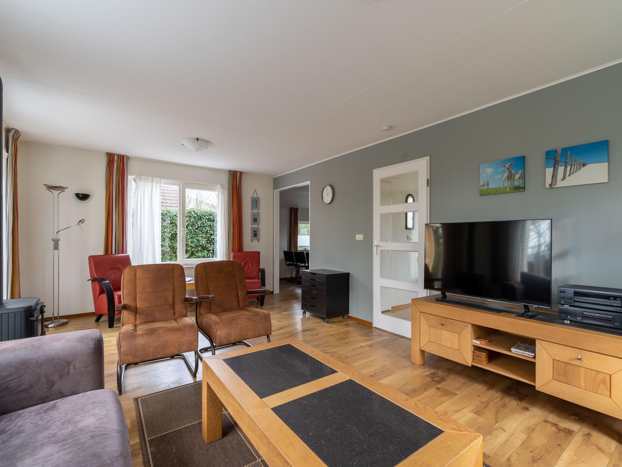 De woonkamer van Kamperfoelie 43 in De Koog