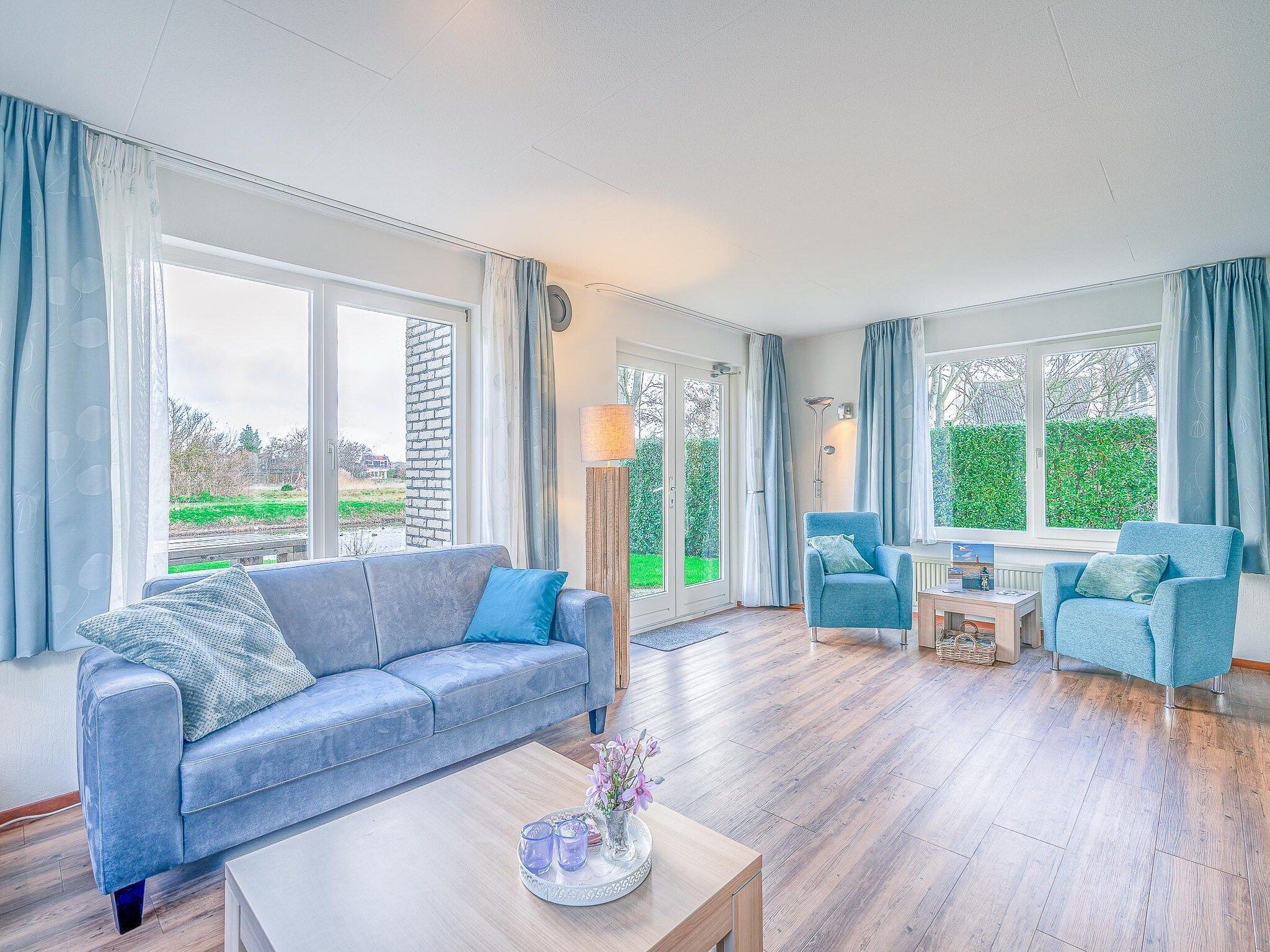 De woonkamer van Kamperfoelie 55 in De Koog