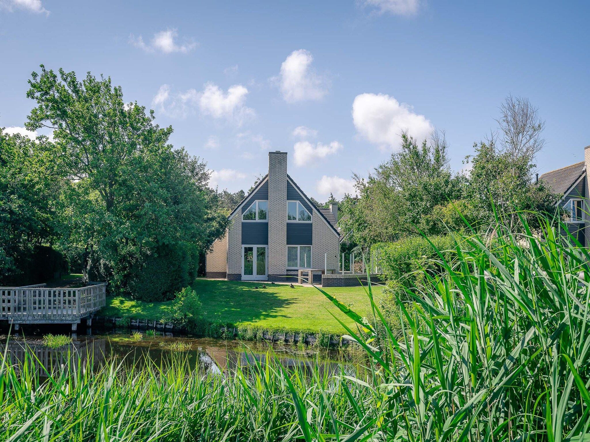 De buitenkant van Kamperfoelie 55 in De Koog