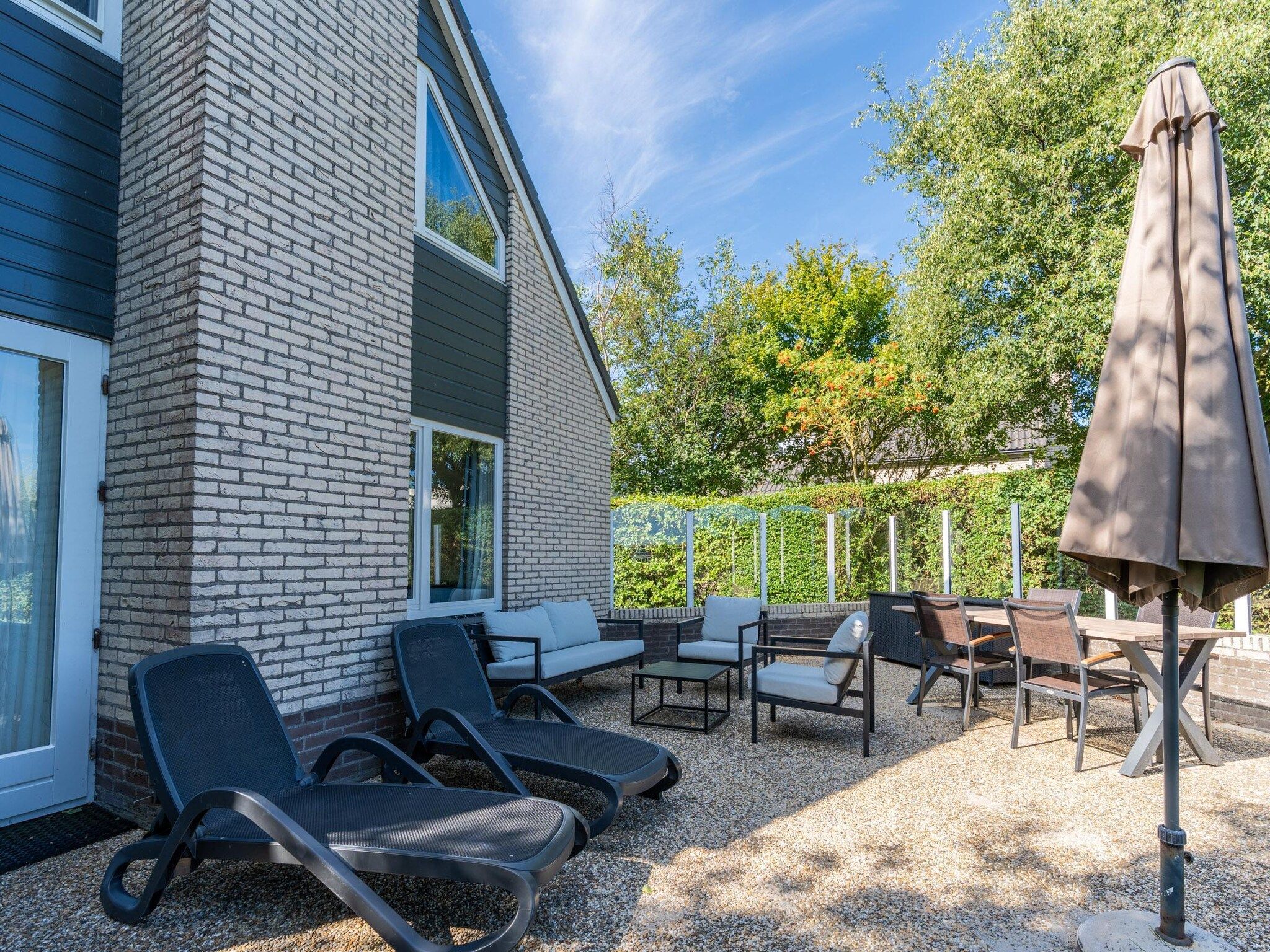 Het terras van Kamperfoelie 55 in De Koog