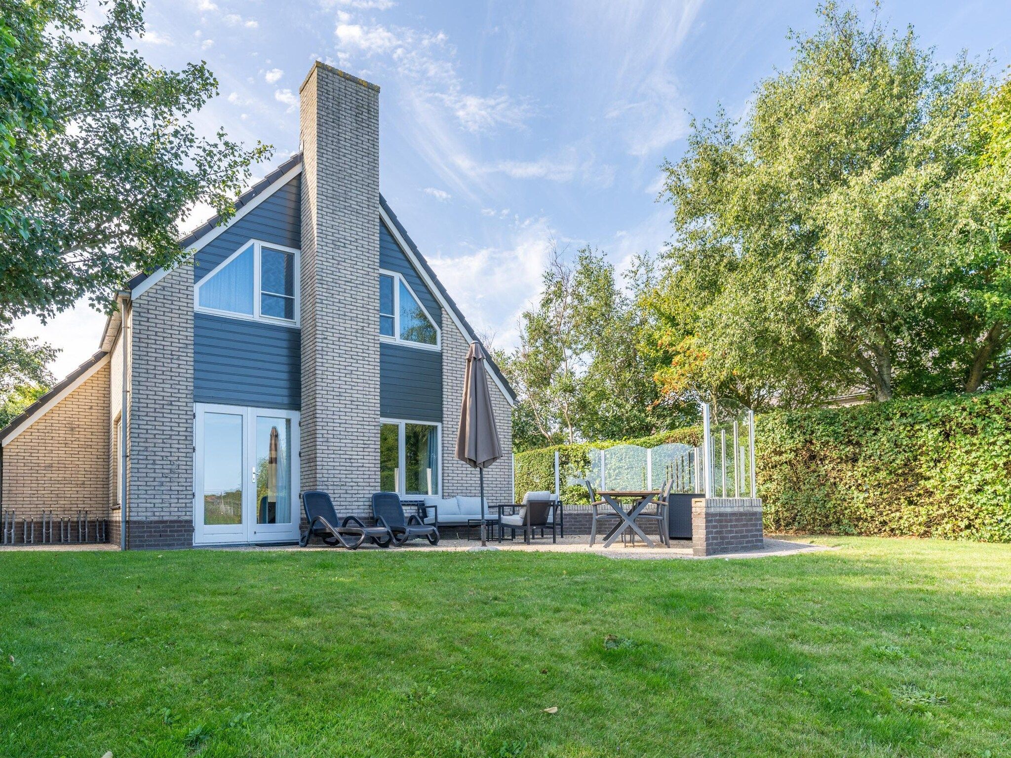 De tuin van Kamperfoelie 55 in De Koog